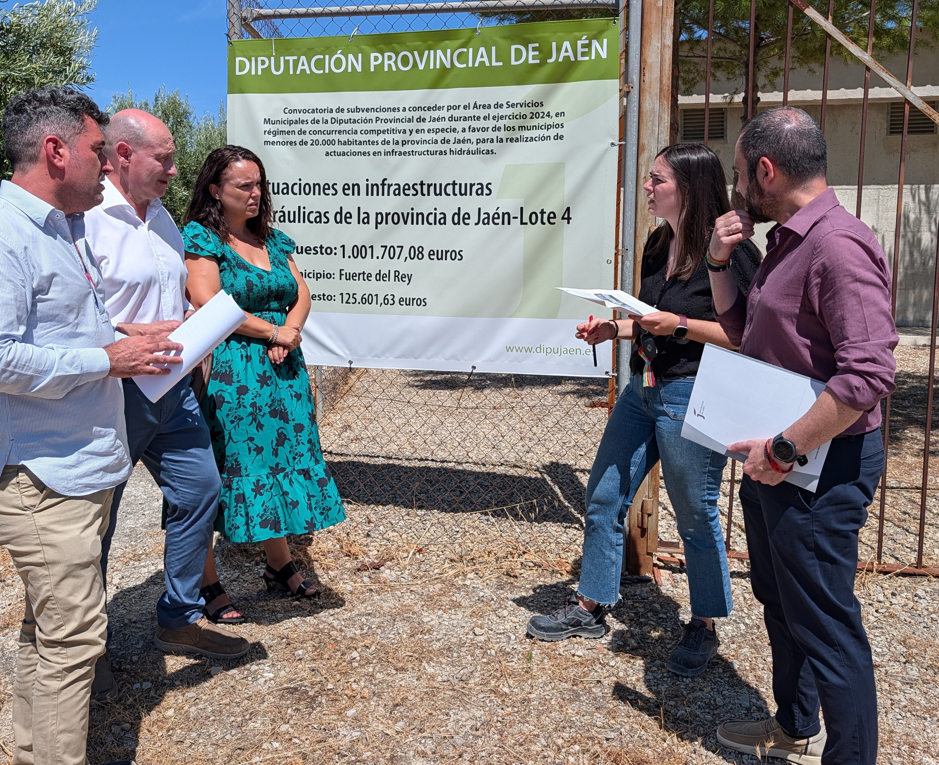 José Luis Hidalgo y Francisca Peinado, segundo y tercera por la izquierda, duranta la visita a estas obras junto a técnicos encargados de las mismas | Diputación de Jaén | Ampliar imagen