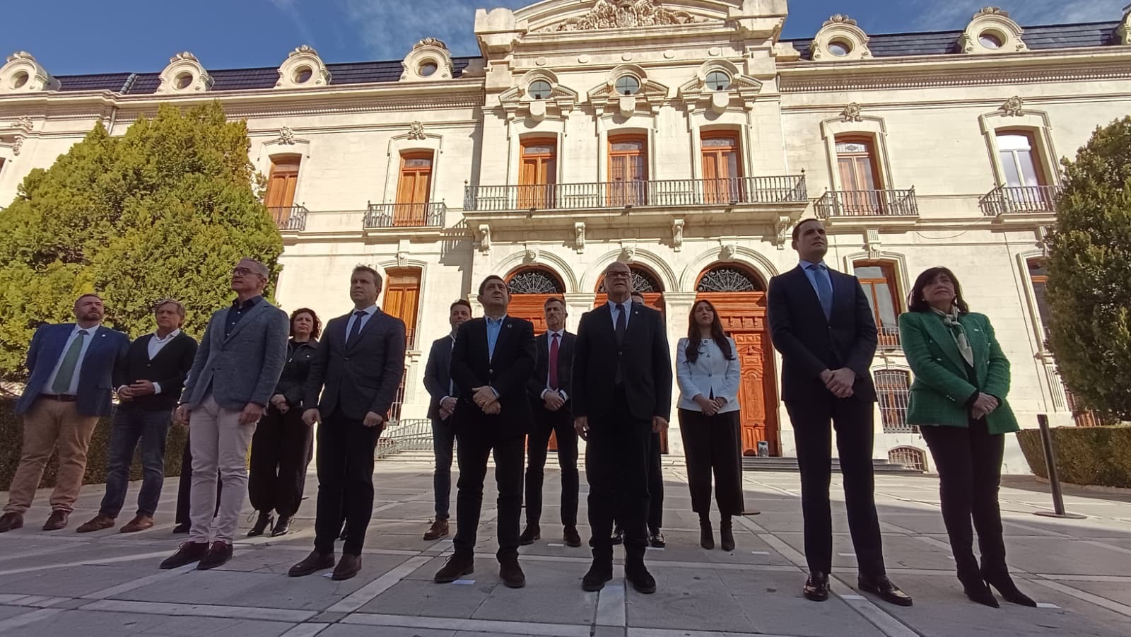 Autoridades presentes durante el izado de bandera celebrado en el Palacio Provincial | Diputación de Jaén | Ampliar imagen