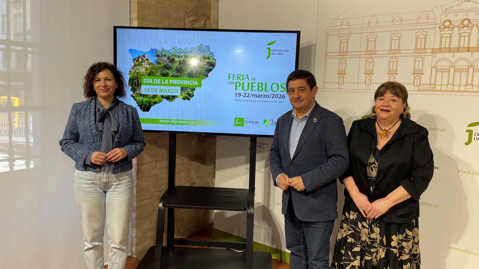Isabel Uceda, Paco Reyes y Pilar Parra, en la presentación de la Feria de los Pueblos | Diputación de Jaén | Ampliar imagen