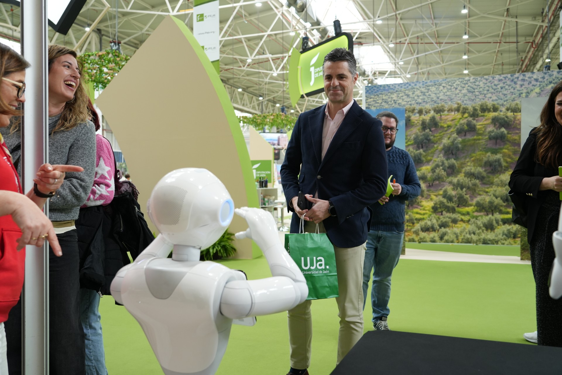 El diputado de Empleo y Empresa, Luis Miguel Carmona, visita el taller de divulgación científica ‘Tics desde la investigación para la vida diaria’ organizado por la UJA