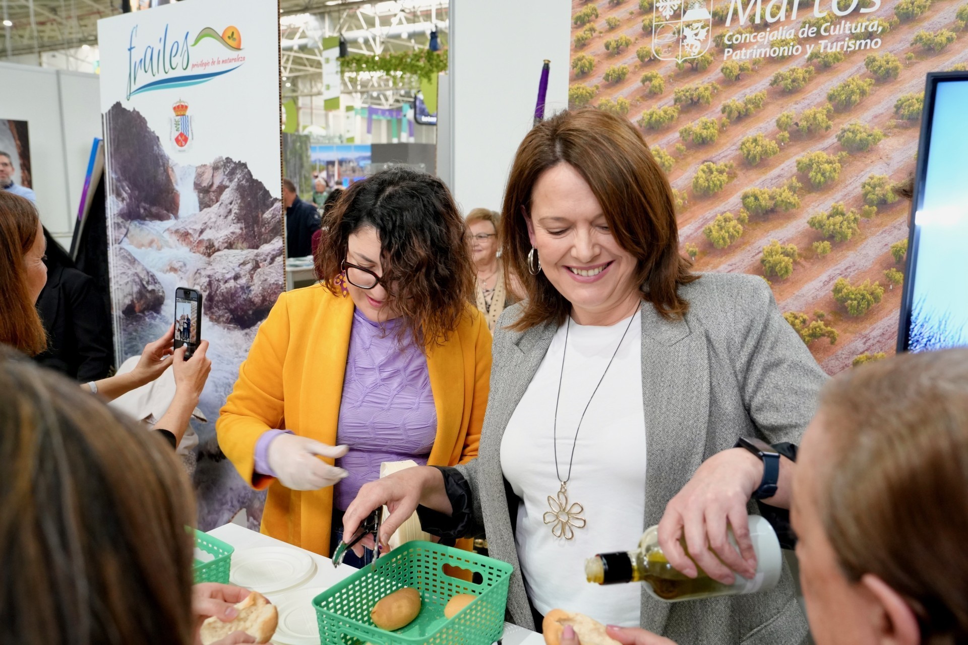 Lourdes Martínez participa en la cata a AOVE realizada por el Ayuntamiento de Martos