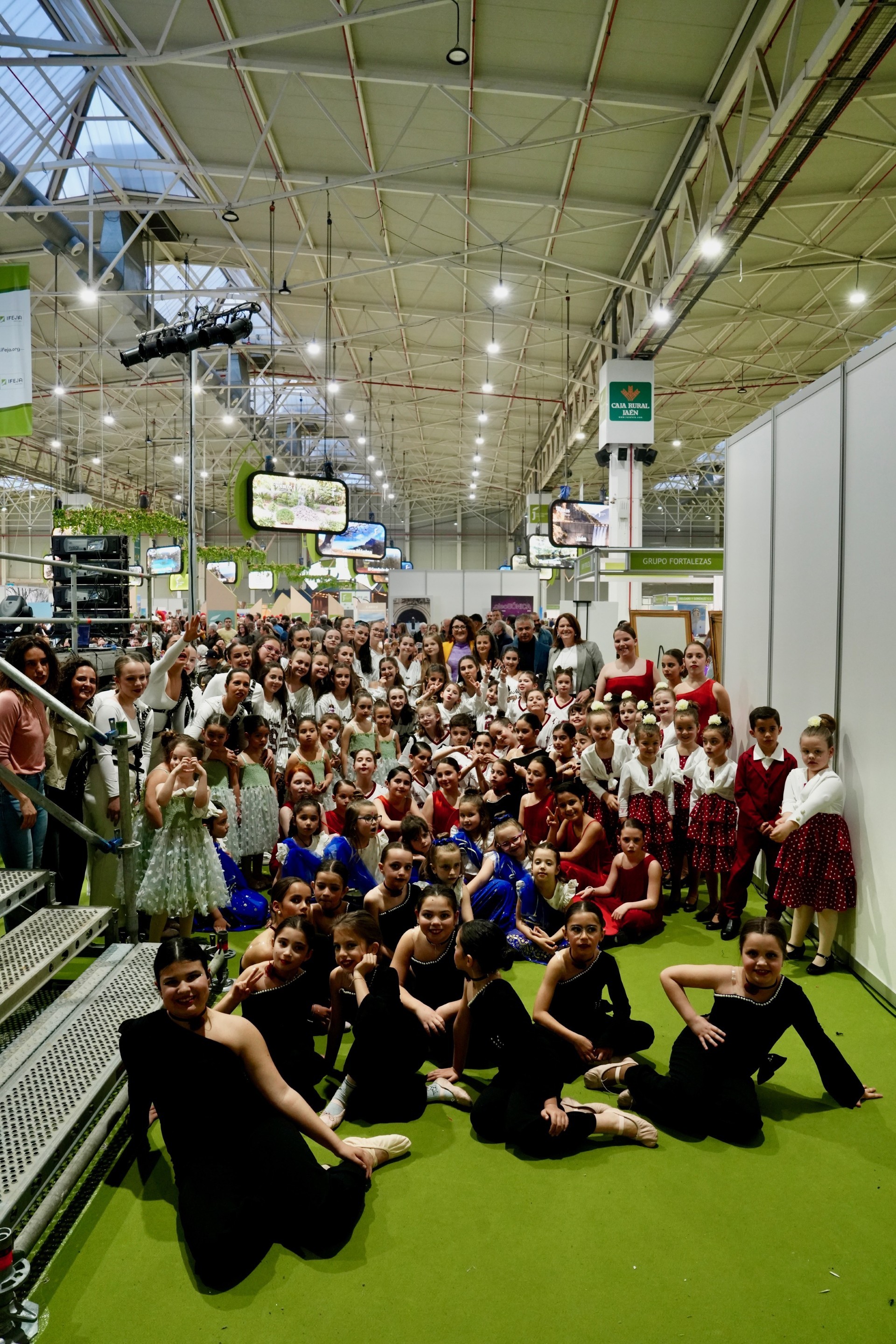 La diputada de Fondos Europeos y Geolit, Lourdes Martínez, asiste a la actuación de la Escuela de Danza de Martos en el marco de la Feria de los Pueblos 2026