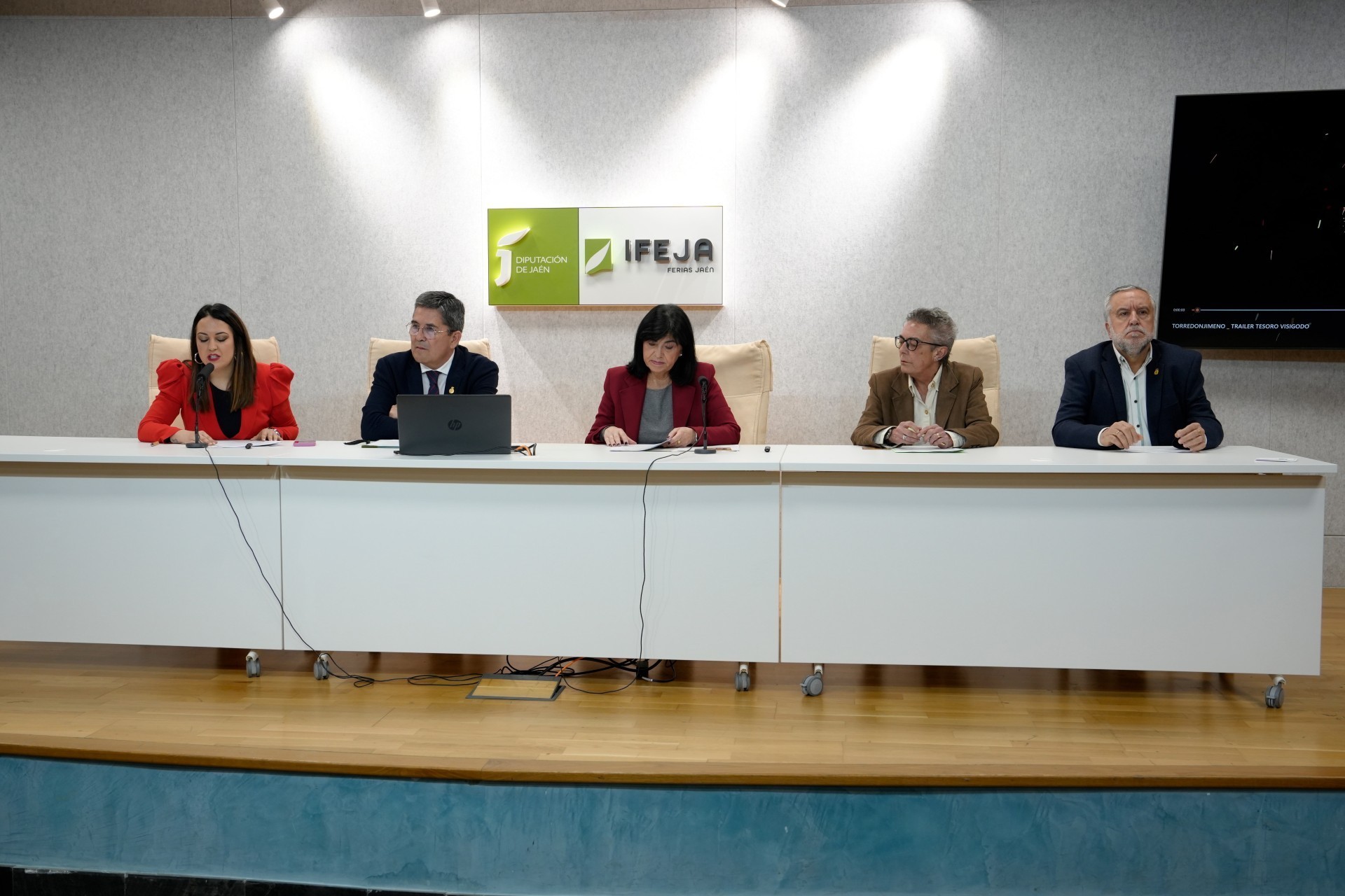 La vicepresidenta segunda y diputada de Igualdad, Políticas Sociales y Juventud, Francisca Medina, interviene en la presentación del vídeo promocional y el cartel anunciador de la Semana Santa 2026 de Torredonjimeno