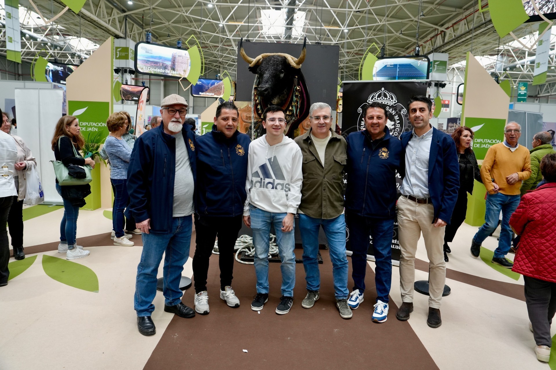 El diputado provincial José Alberto Rodríguez asiste a la exhibición promocional del toro ensogado, iniciativa enmarcada en las Fiestas de San Marcos de Beas de Segura