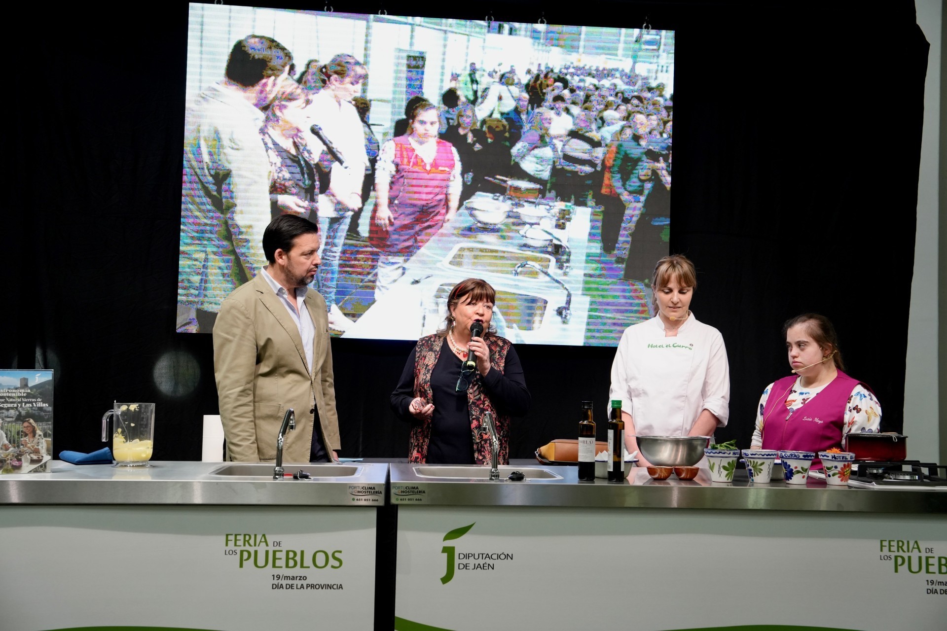 La vicepresidenta tercera y diputada de Economía, Hacienda, Asistencia Municipios y Recursos Humanos, Pilar Parra, participa en el showcooking con productos del Parque Natural de las Sierras de Cazorla, Segura y Las Villas, que ha corrido a cargo del restaurante 'El Curro', de la población de Burrunchel