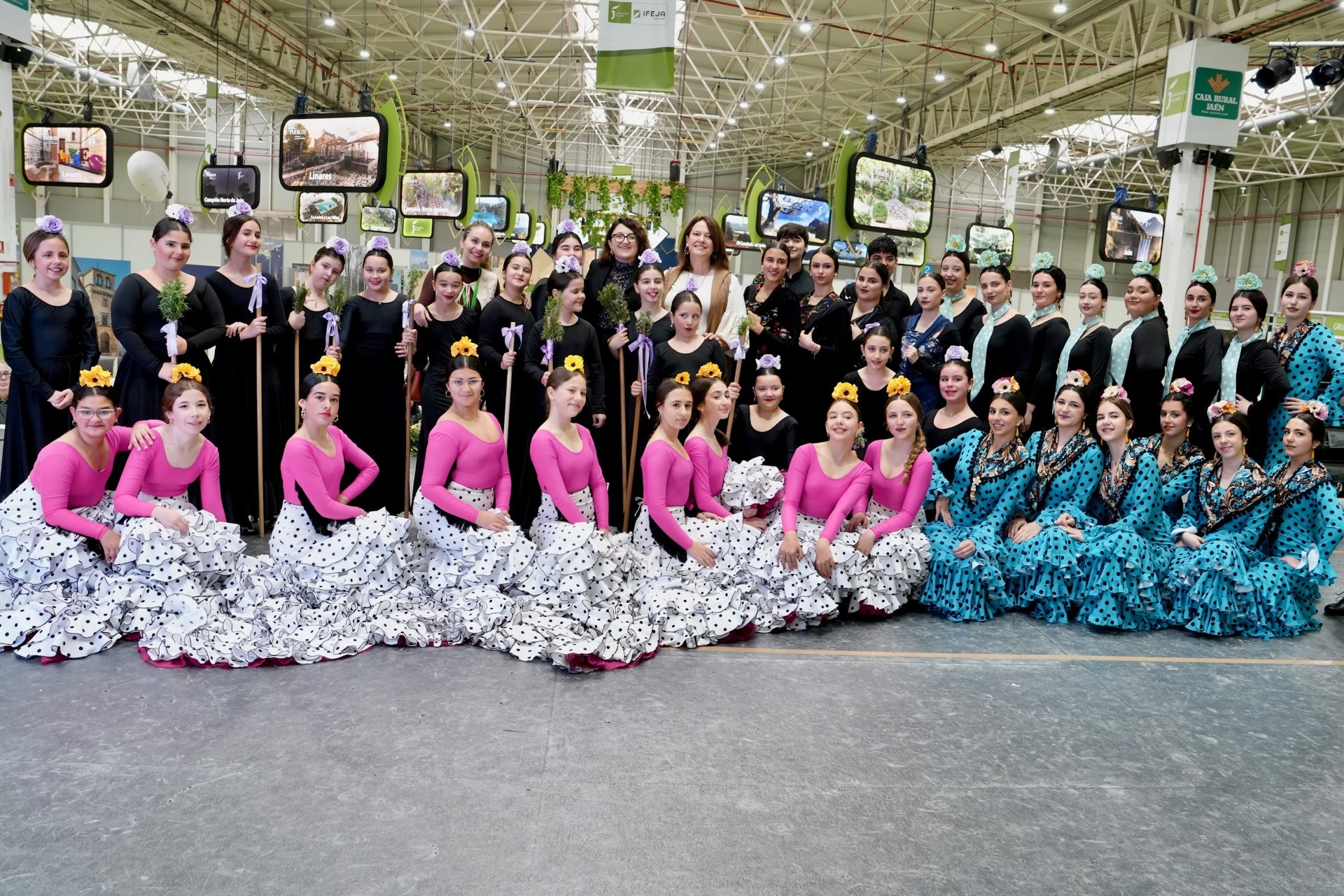 La diputada de Fondos Europeos y Geolit, Lourdes Martínez, asiste a la actuación de la Escuela Flamenca de Martos en el marco de la Feria de los Pueblos 2026