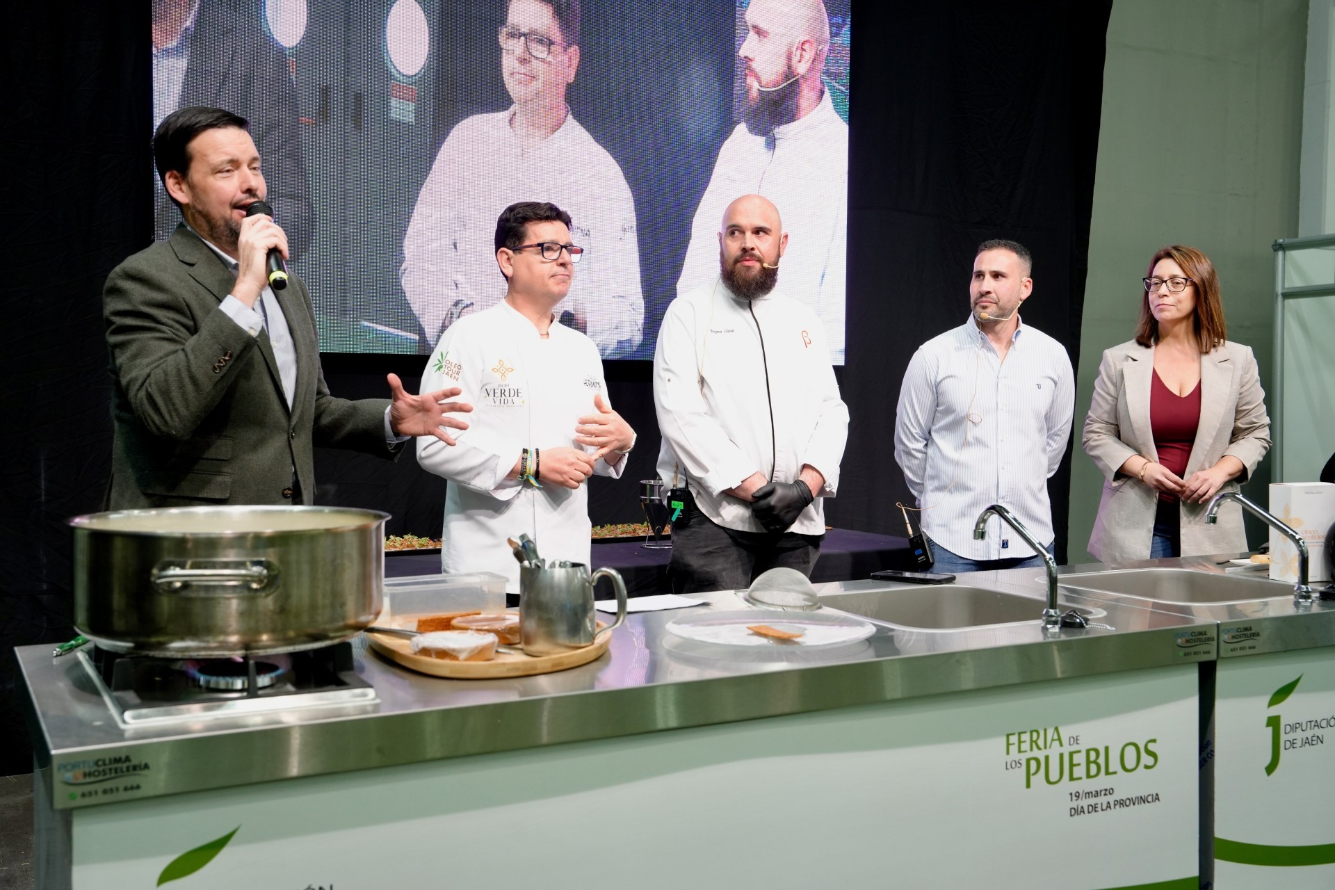 La diputada de Cultura y Deportes, África Colomo, participa en el showcooking con productos del Parque Natural de Sierra Mágina, a cargo de de los restaurantes Casa Herminia, de Cabra del Santo Cristo y ‘TraBesía’, de Huelma