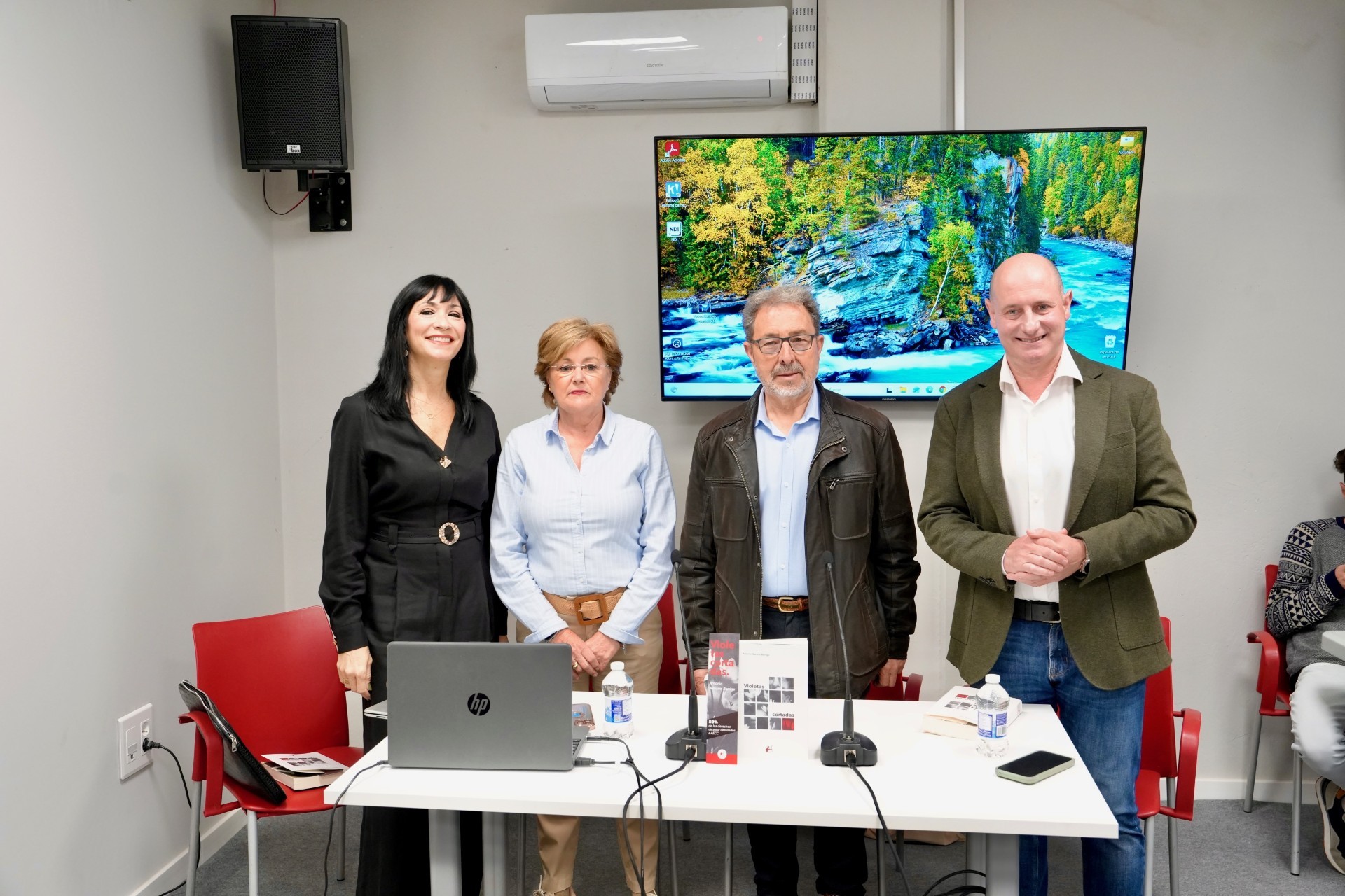 El diputado de Servicios Municipales, José Luis Hidalgo, interviene en la presentación del libro ‘Violetas Cortadas’, de Antonio Navarro Barriga