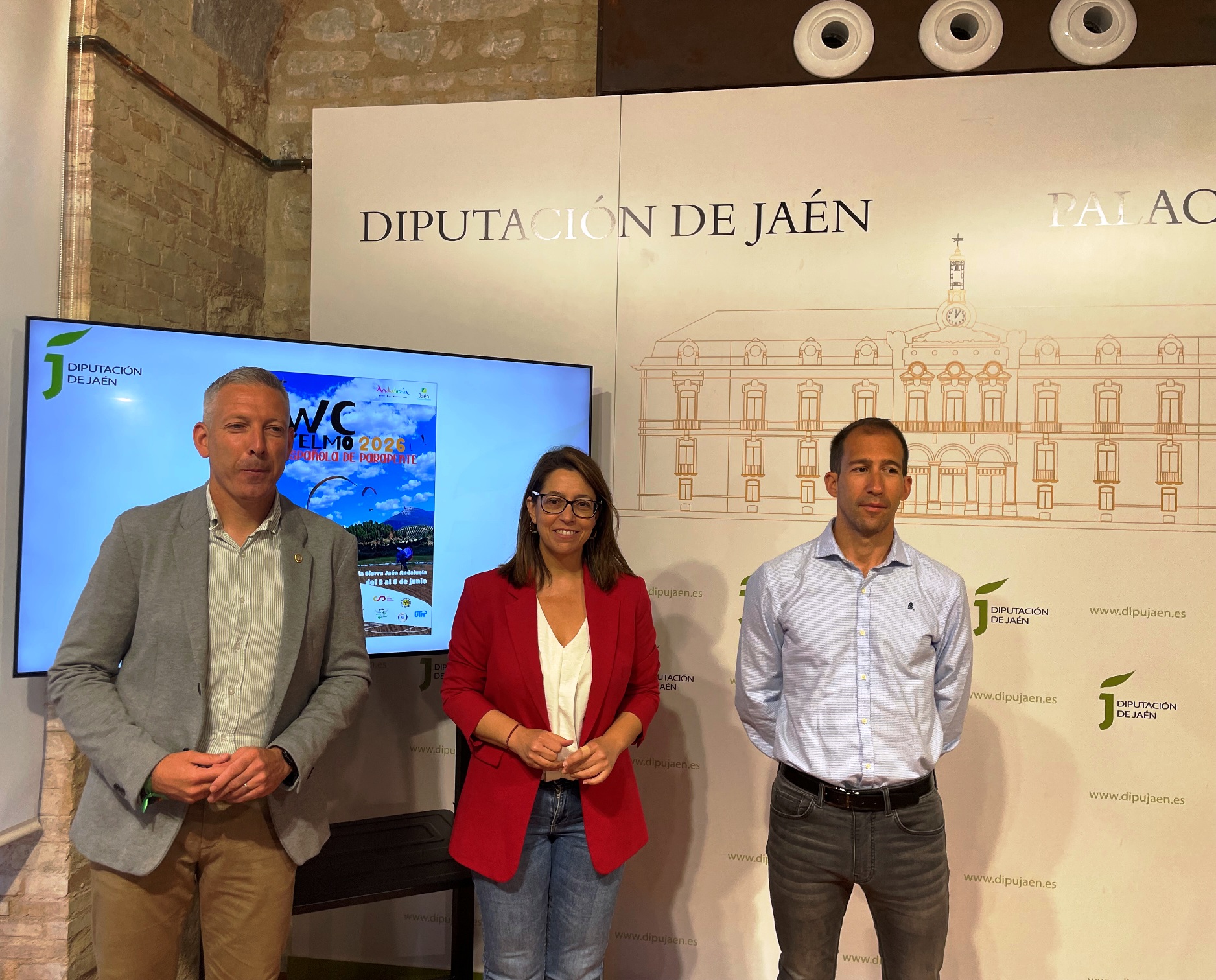 José Manuel Martínez, África Colomo y Antonio Lope, junto al cartel anunciador de esta prueba