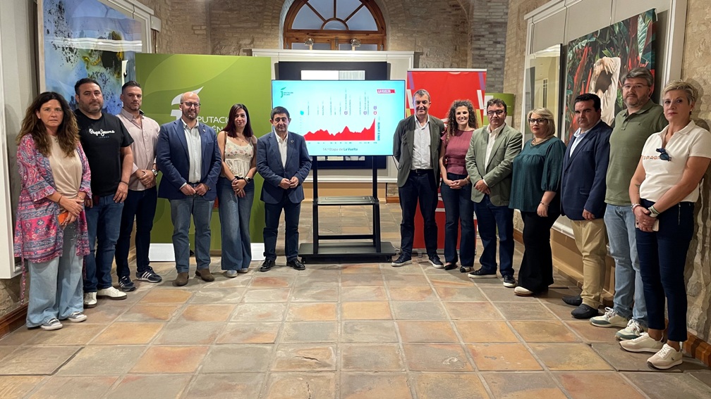 Paco Reyes y Javier Guillén, junto a alcaldes, alcaldesas, concejales y concejalas de los municipios por los que discurrirá la 14ª etapa de La Vuelta