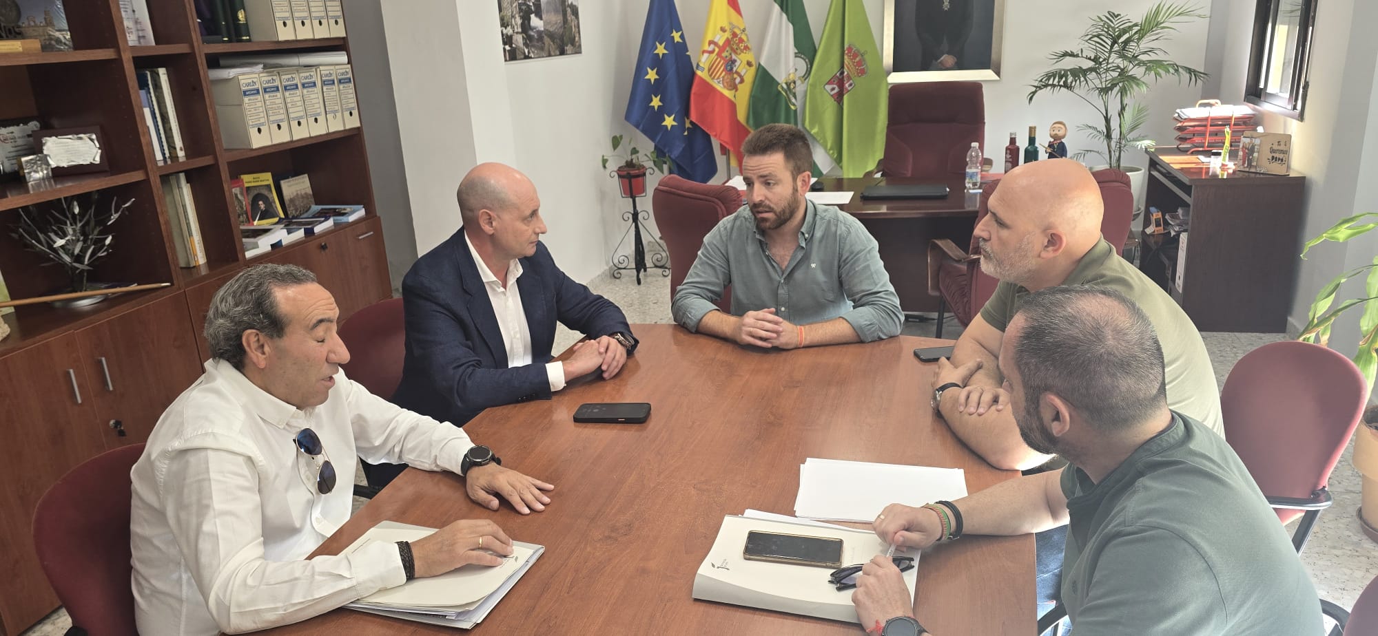 José Luis Hidalgo y Enrique Carreras, en el centro, durante esta reunión | Diputación de Jaén | Ampliar imagen
