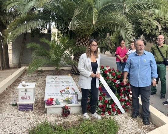 África Colomo, en el homenaje brindado a Miguel Hernández en el cementerio de Alicante