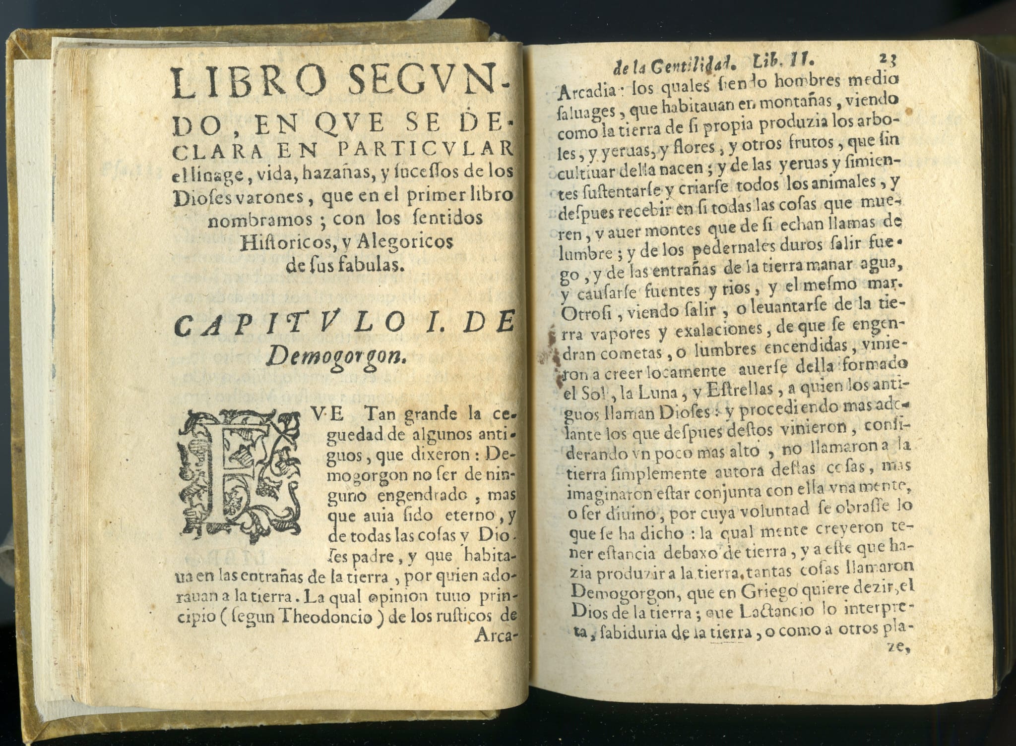 Uno de los libros adquiridos por el IEG