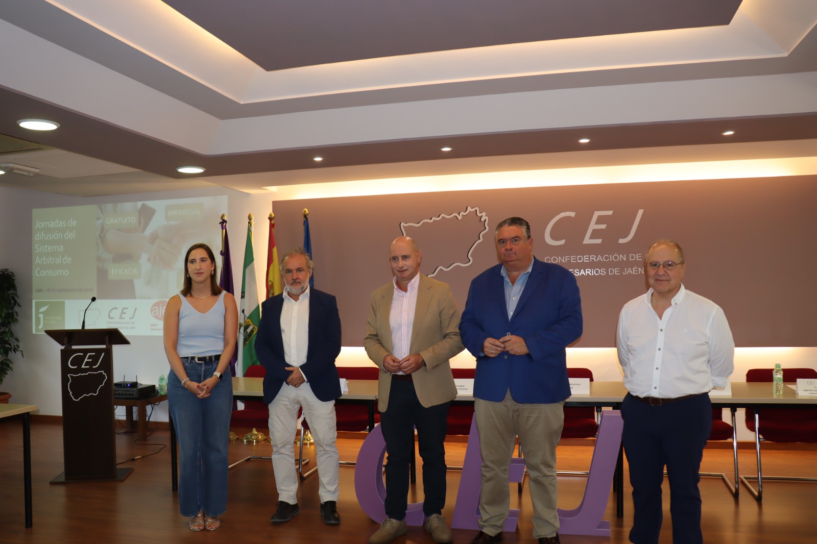 José Luis Hidalgo, en el centro, junto al presidente de la CEJ de Jaén, Bartolomé González, en este acto