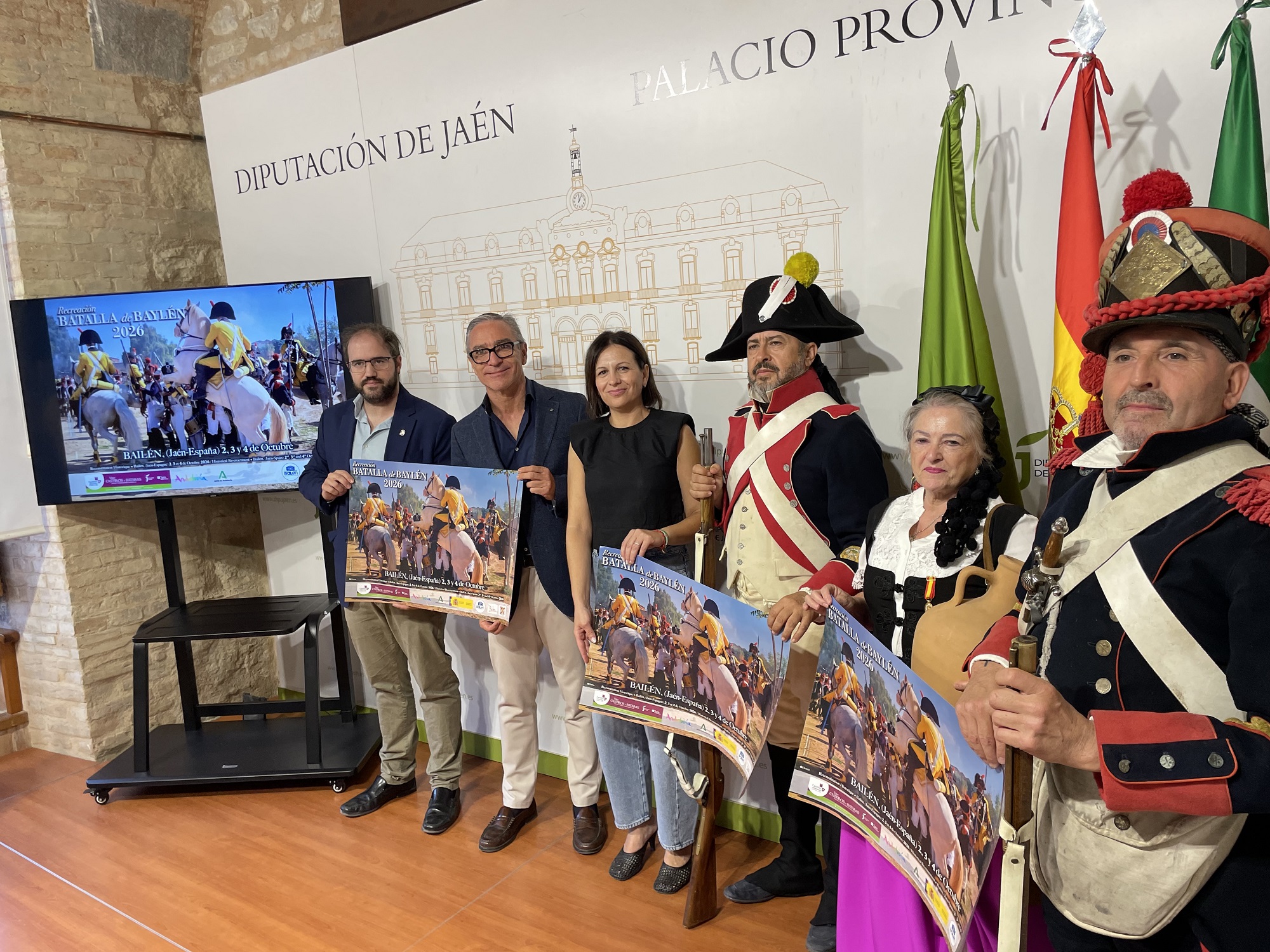 Mario Martos, Luis Mariano Camacho e Isabel Uceda junto a recreadores de la Batalla de Bailén