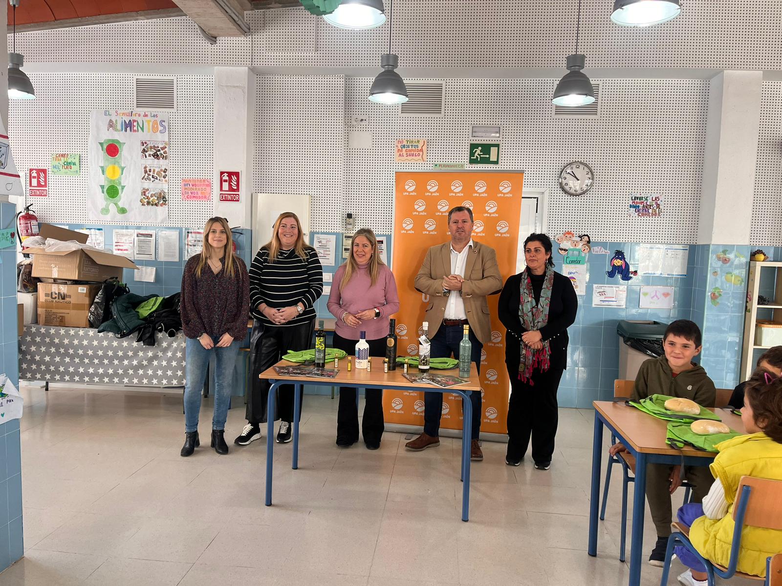 Desayuno saludable con escolares del CEIP "Maestro Eduardo Lobillo". JPG de 389 KB | Ampliar en ventana nueva | Diputación de Jaén