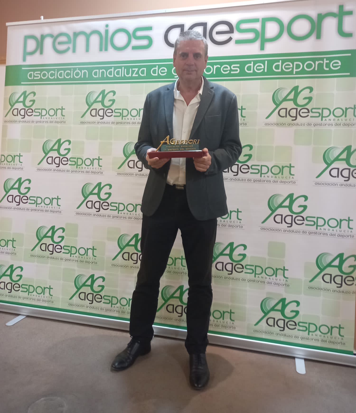 Ángel Vera ha recogido el Premio Agesport a la mejor infraestructura deportiva otorgado al Olivo Arena. JPG de 159 KB | Ampliar en ventana nueva | Diputación de Jaén