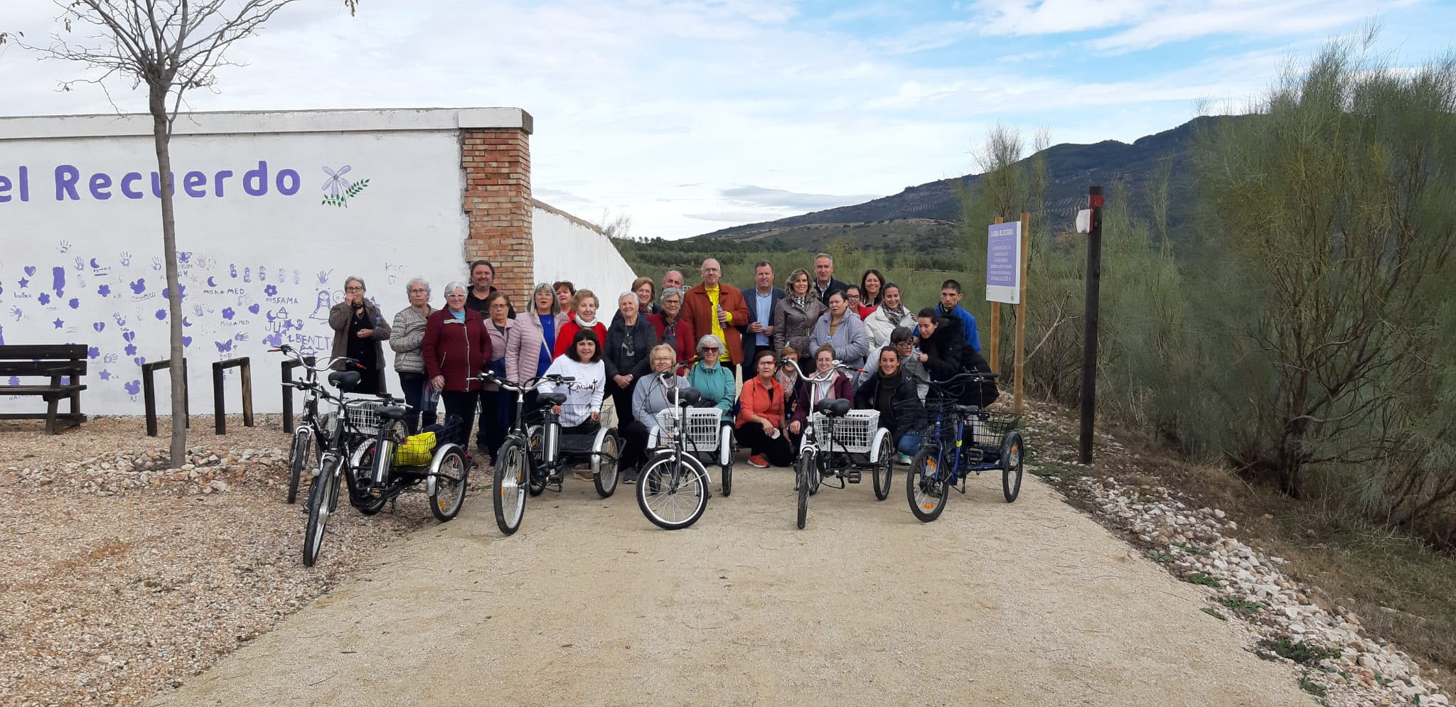 Foto de familia de autoridades y participantes en esta jornada. JPG de 422 KB | Ampliar en ventana nueva | Diputación de Jaén