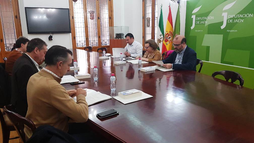 Durante la sesión del Patronato de la Fundación Legado Literario Miguel Hernández. JPG de 72 KB | Diputación de Jaén | Ampliar imagen