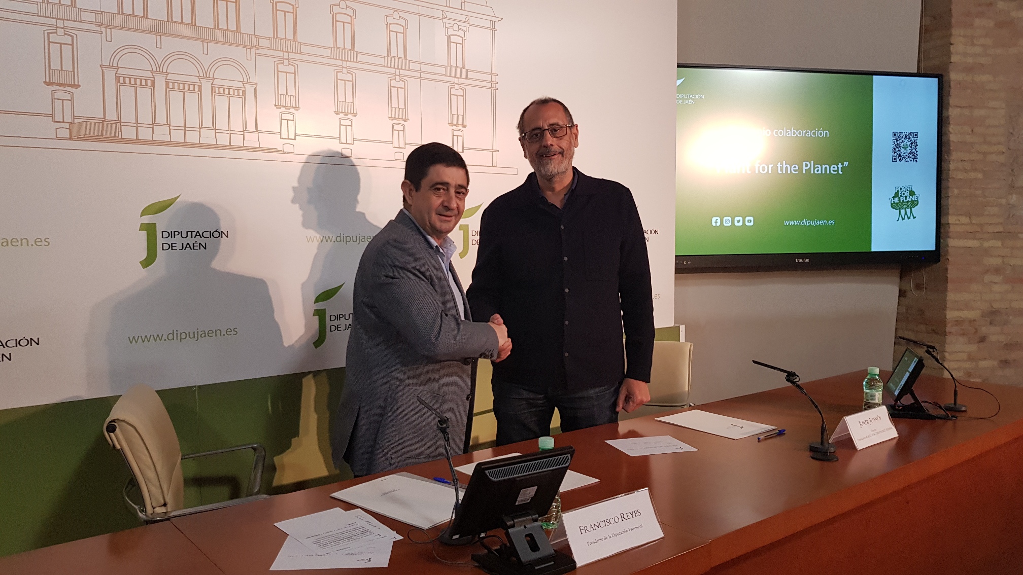 Francisco Reyes y Jordi Juanós, tras rubricar este acuerdo. JPG de 835 KB | Ampliar en ventana nueva | Diputación de Jaén