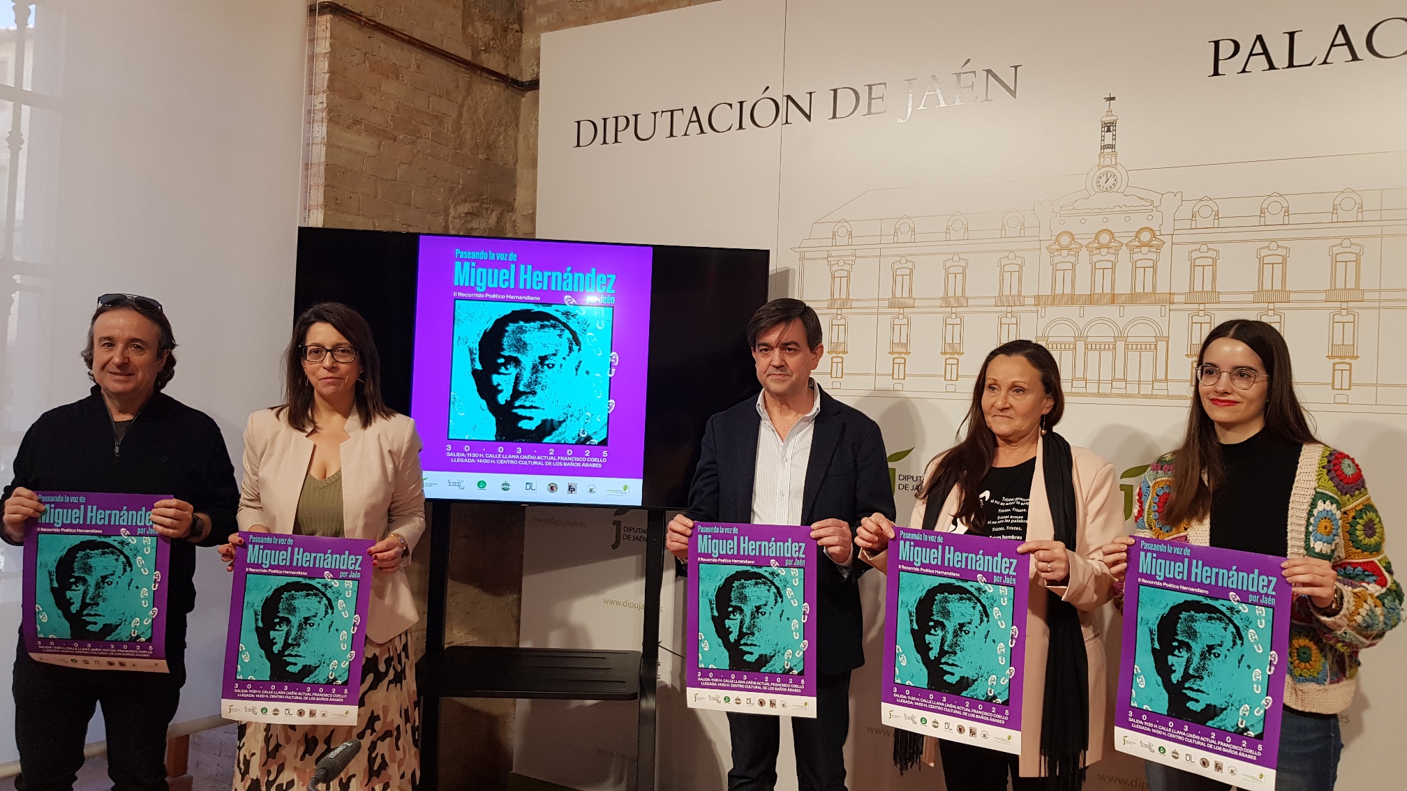 Foto de familia de la vicepresidenta tercera de la Diputación con responsables de colectivos poéticos jiennenses participantes en este encuentro | Diputación de Jaén | Ampliar imagen