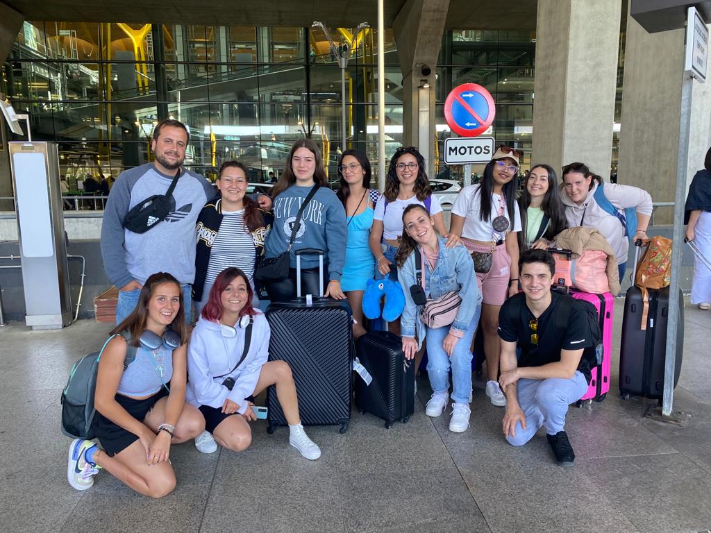 Pulsa para ampliar la imagen: Foto Grupal Aeropuerto de Madrid