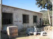 Fachada del taller ocupacional durante las reformas. JPEG de 673 KB