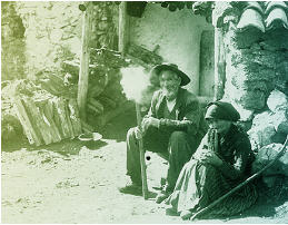 Pareja de ancianos en la Sierra de Segura_MacKay