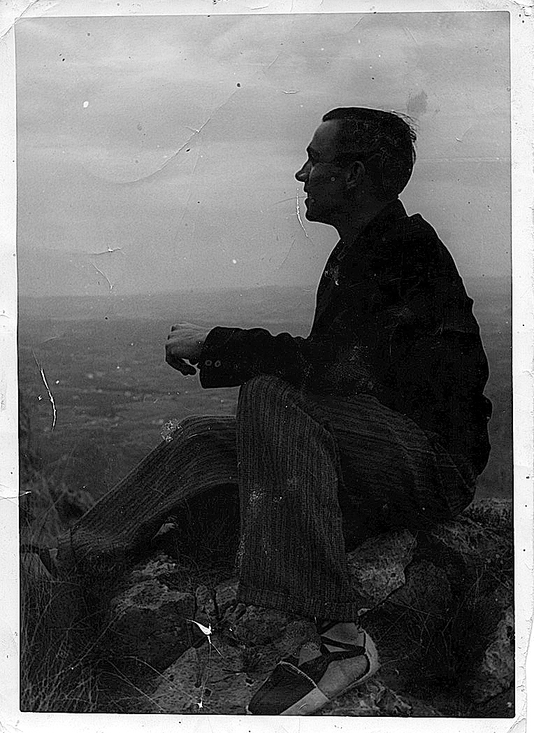 Miguel Hernández posando en la sierra de Orihuela