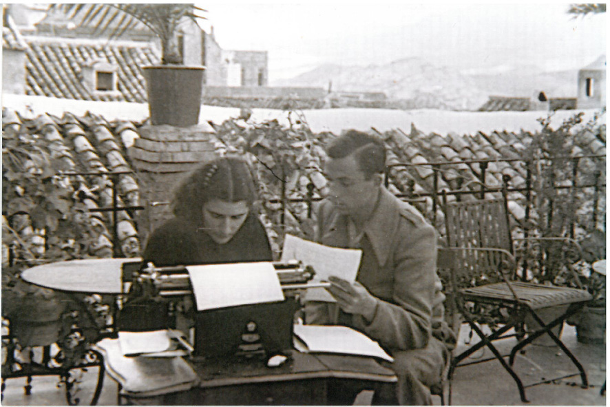 Miguel Hernández y Josefina en la terraza del Comisariado en Jaén