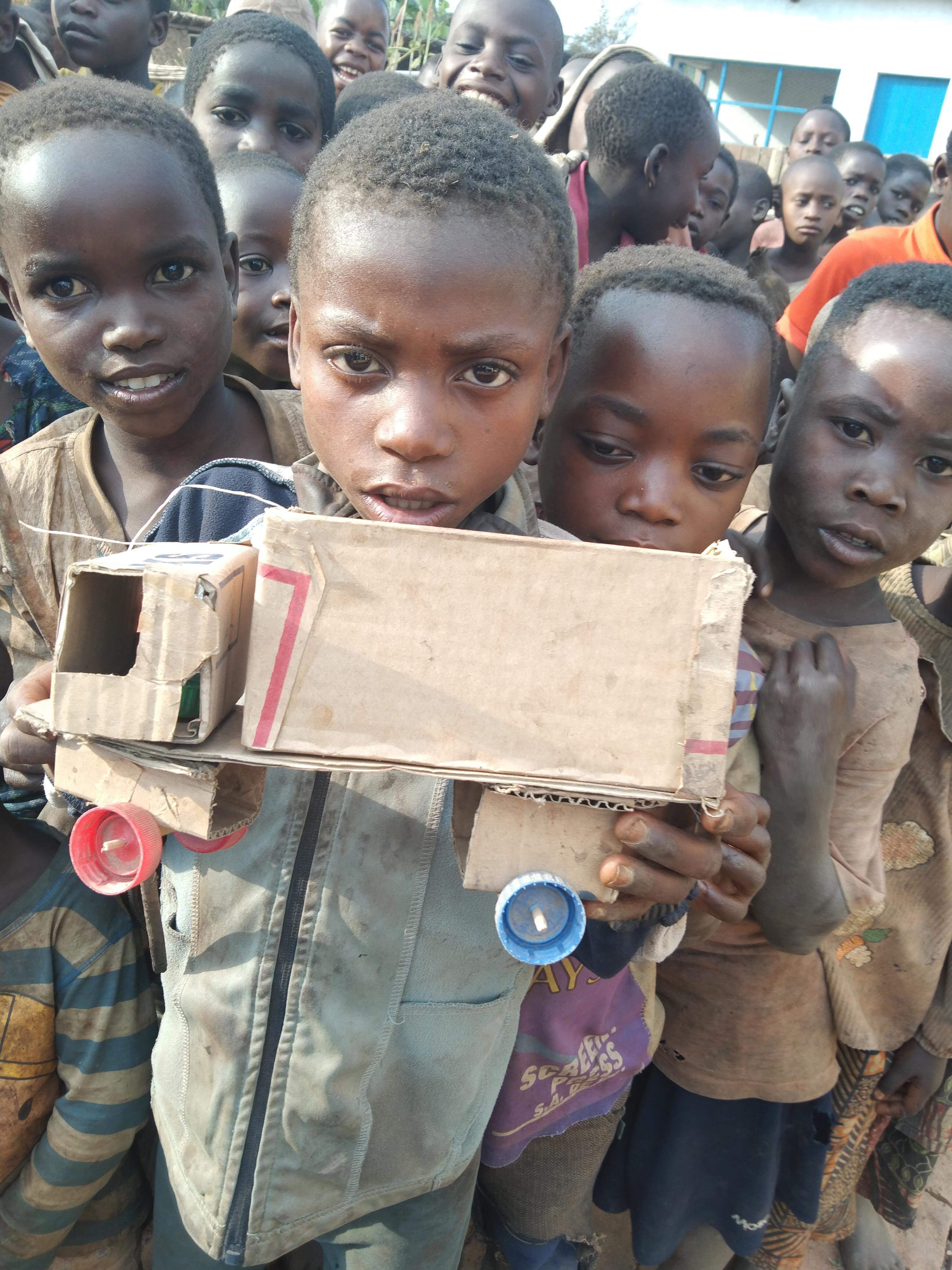 Pulsa para ampliar la imagen: Más que juguetes. Aurora Cabezas. 1.41 MB