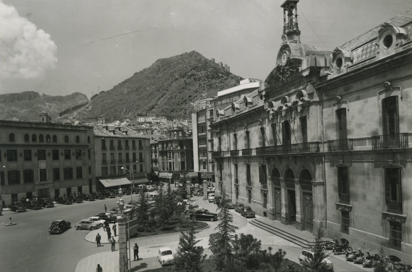 Palacio de la Diputación Provincial y Correos. Editorial Arribas. Década de 1960.