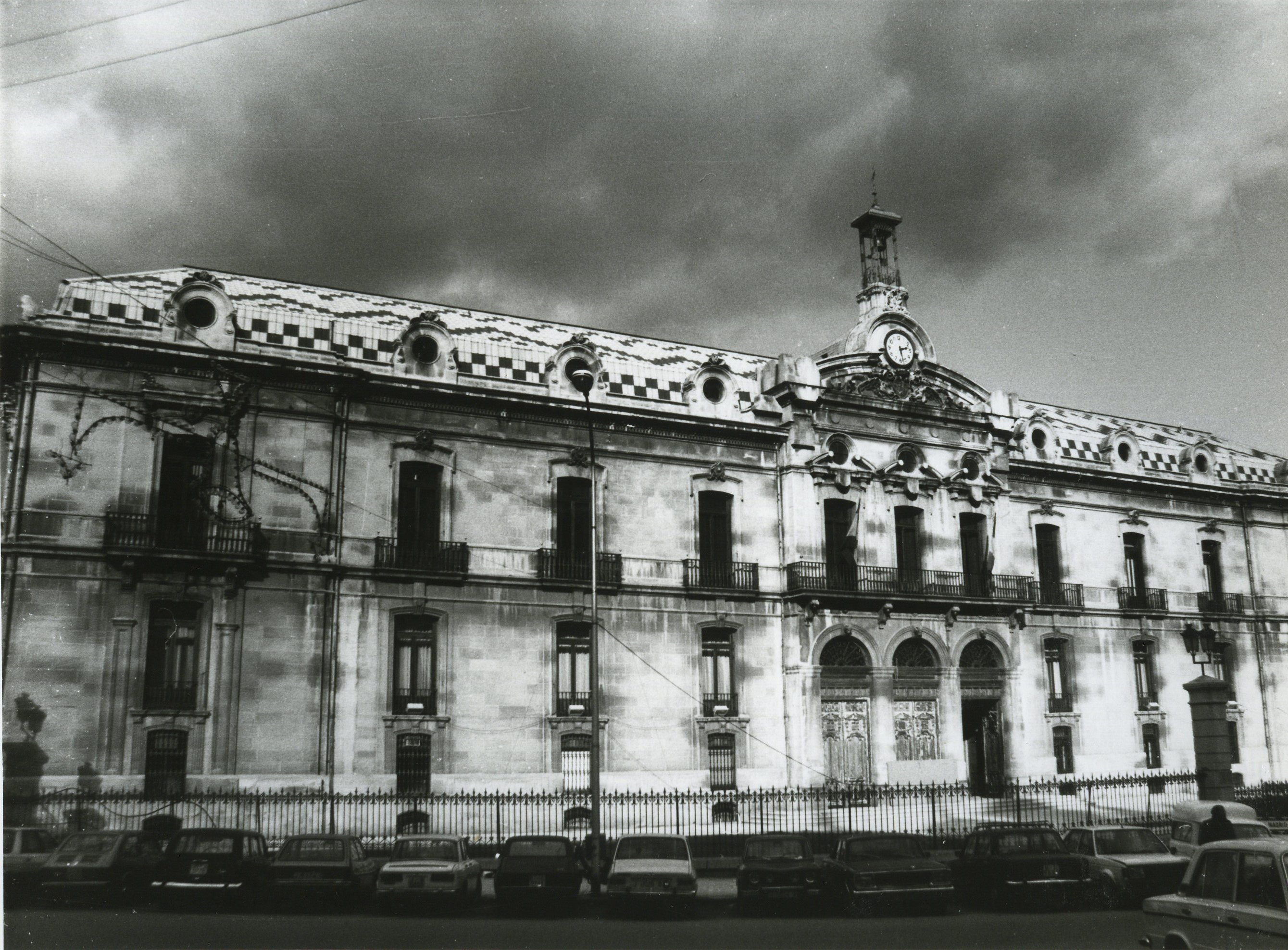 Fachada exterior del Palacio de la Diputación Provincial. Década de 1980.