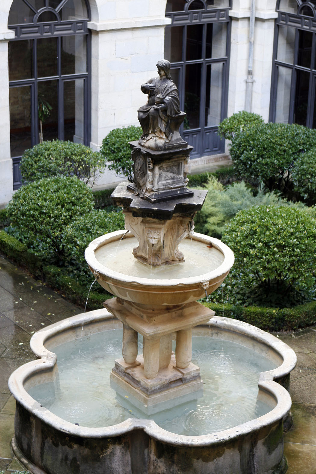Fuente del patio, procedente del convento dominico de La Guardia de Jaén