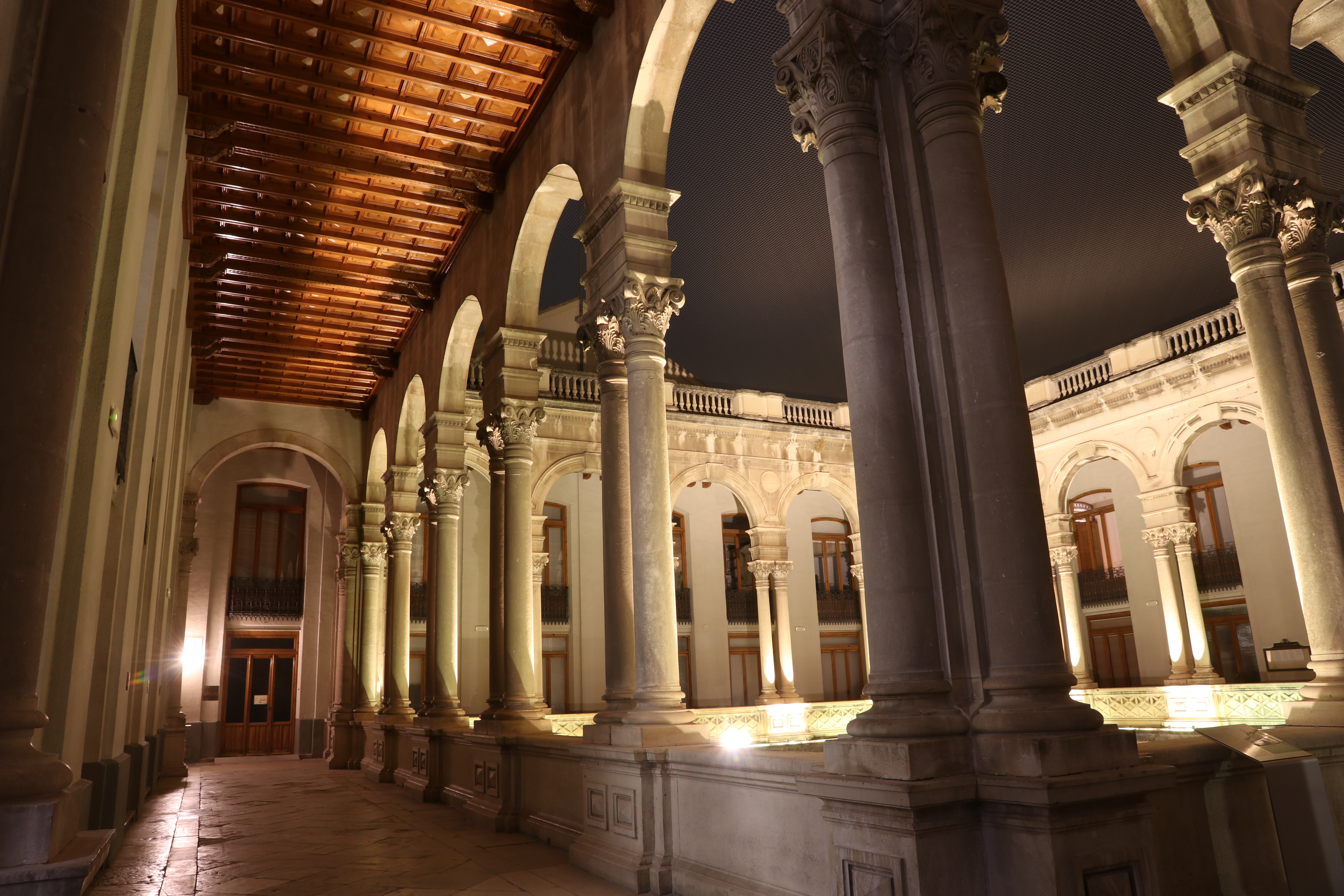 Pulsa para ampliar la imagen: Claustro Palacio iluminado