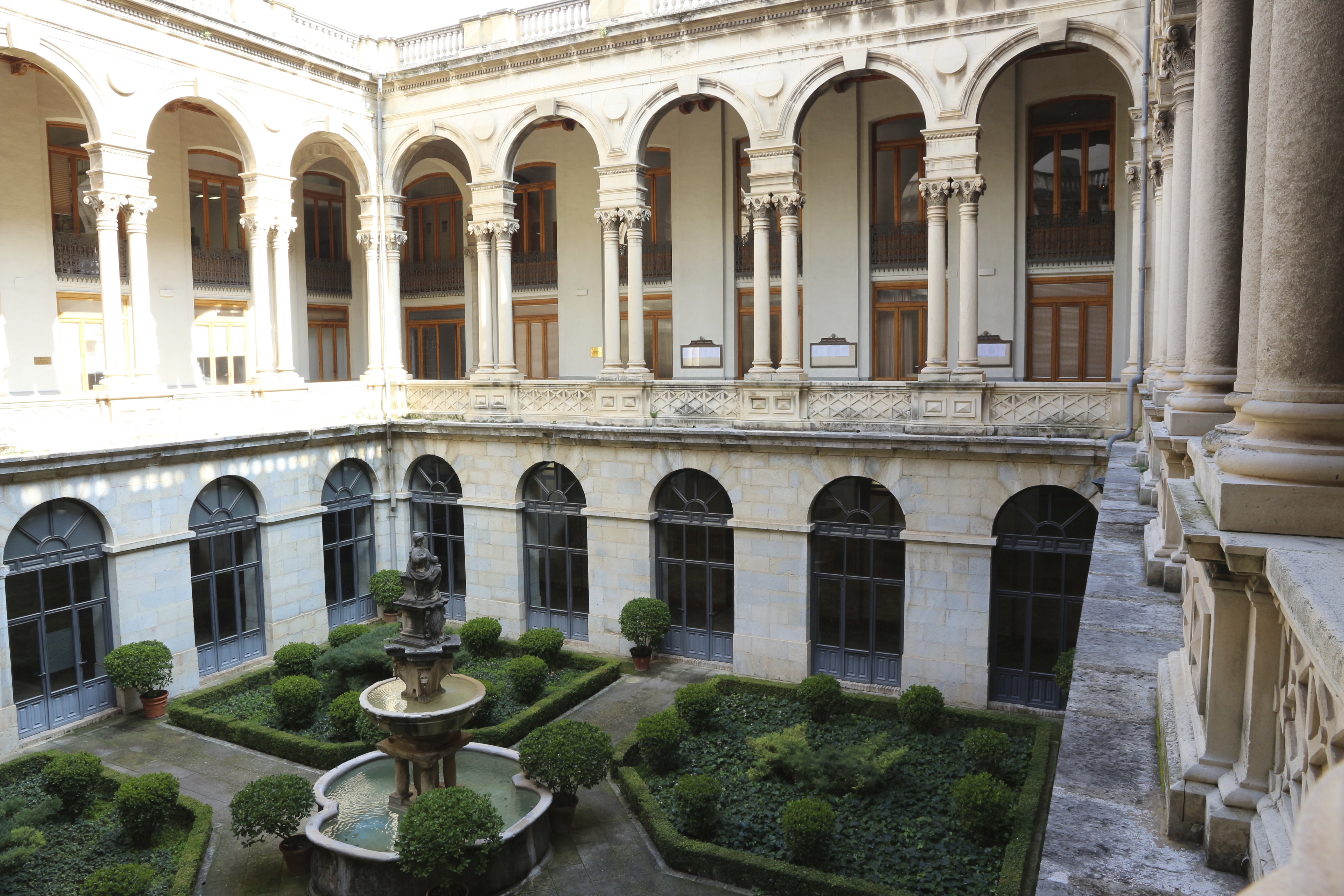 Pulsa para ampliar la imagen: Patio del Palacio