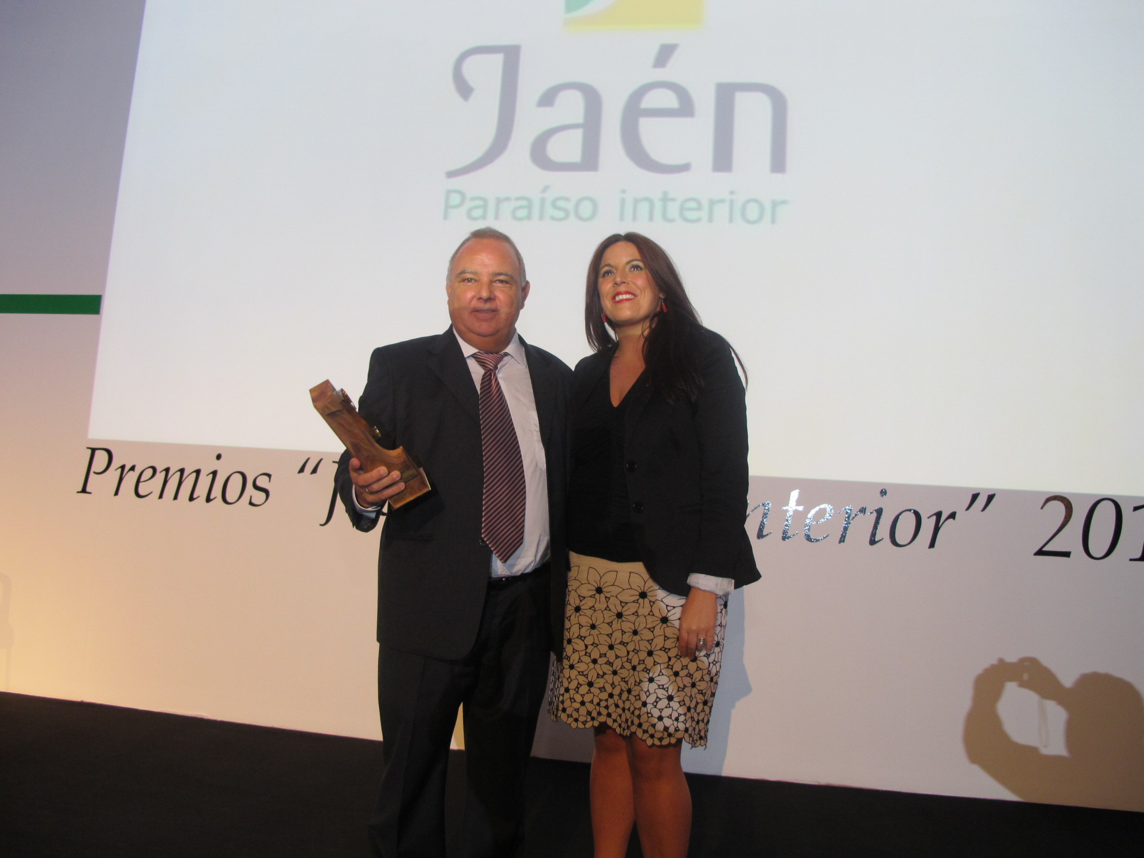 Pulsa para ampliar la imagen: El gerente de Agua Sierra Cazorla recoge el premio de manos de la diputada de Turismo. JPG de 597 KB