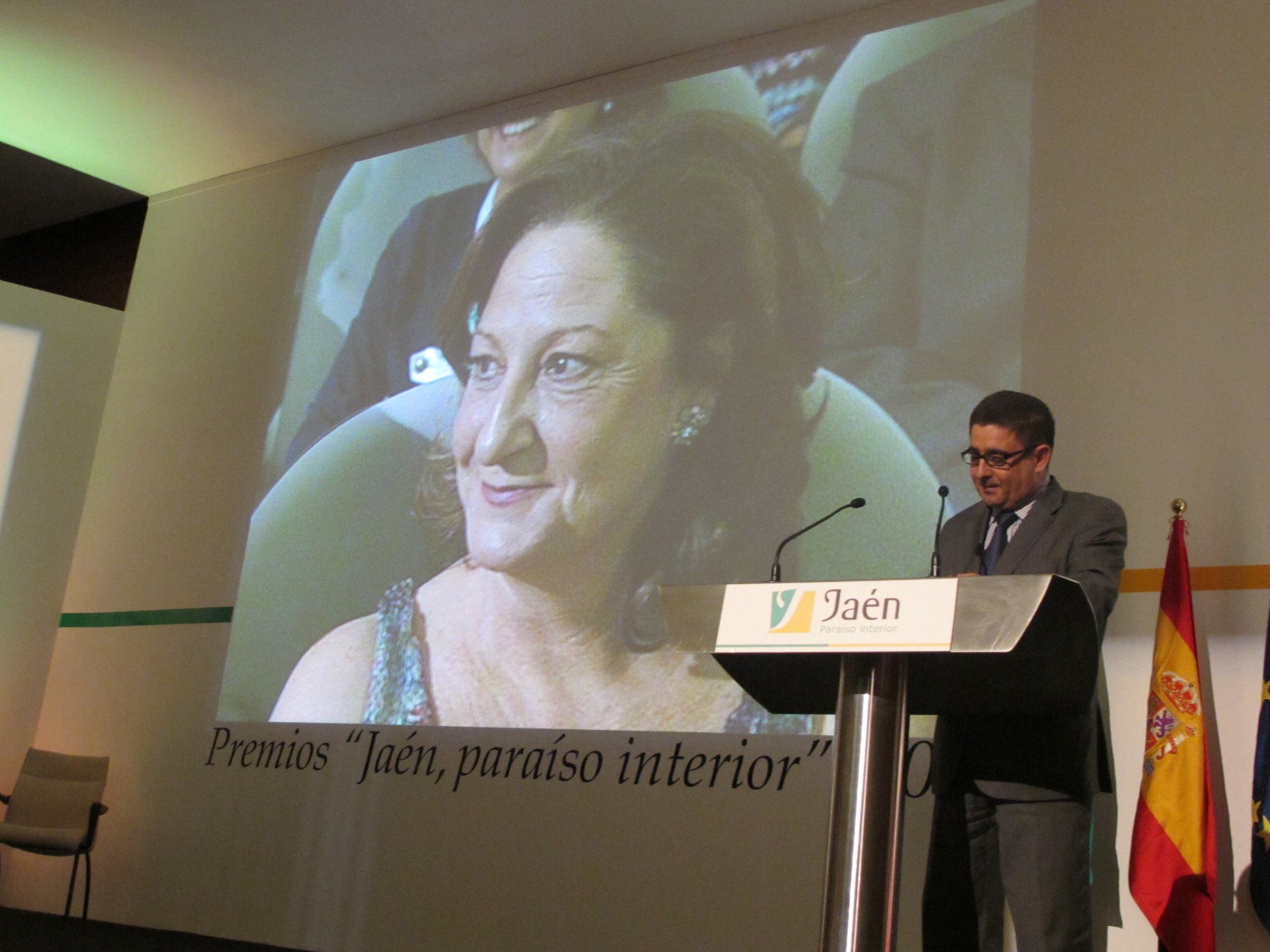 Pulsa para ampliar la imagen: El presidente de la Diputación de Jaén se dirige a Rosario Pardo en su discurso. JPG de 816 KB