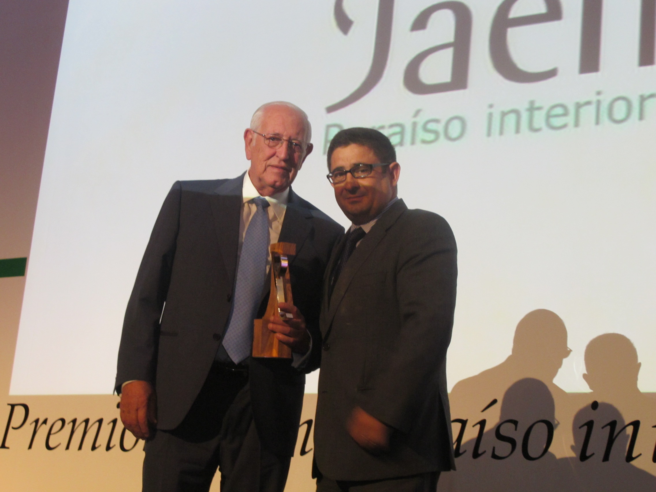 Pulsa para ampliar la imagen: José Luis García-Lomas recoge el premio junto al Francisco Reyes. JPG de 648 KB