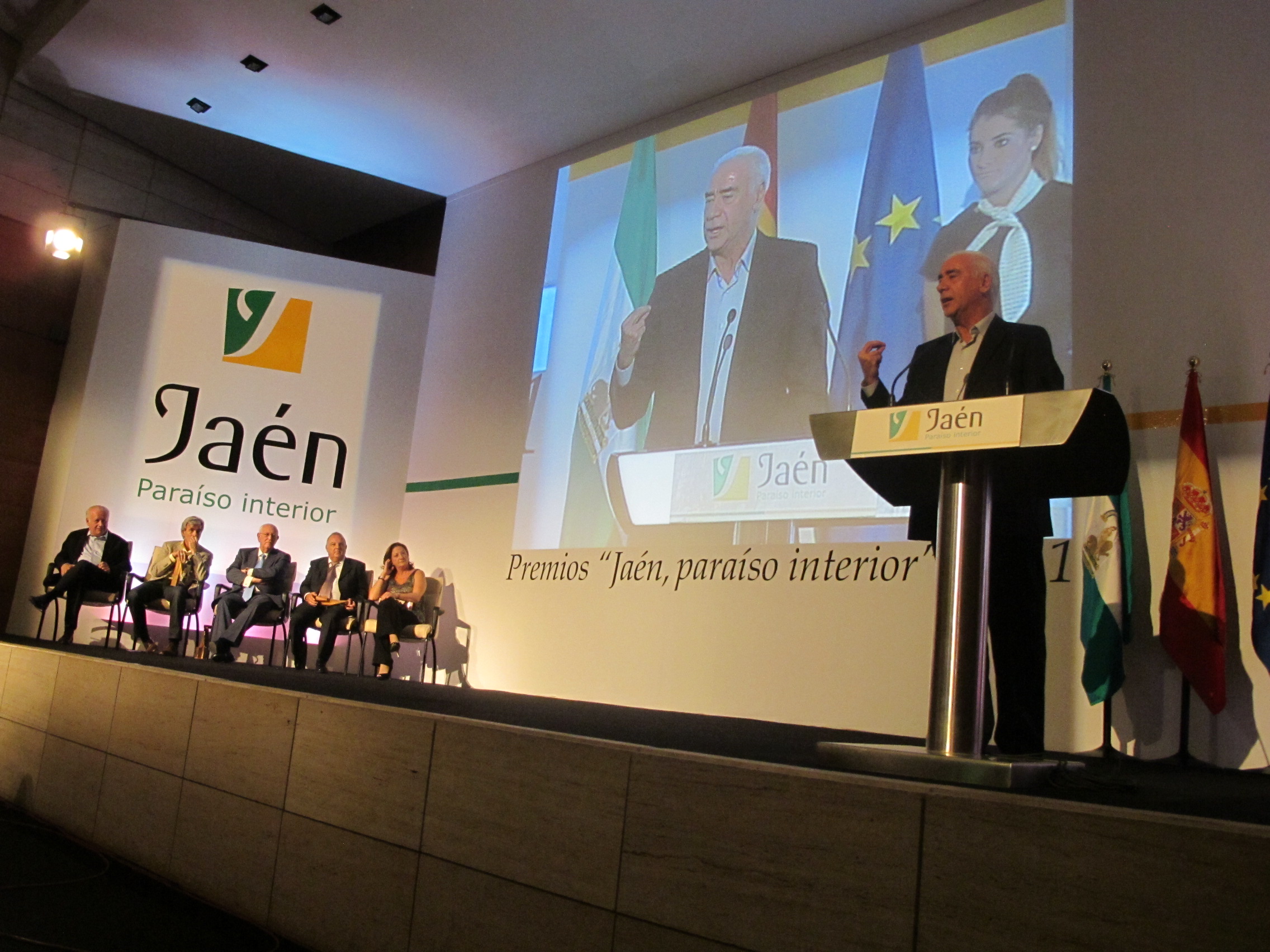 Pulsa para ampliar la imagen: El consejero de Turismo cierra el acto de entrega de los premios. JPG de 910 KB