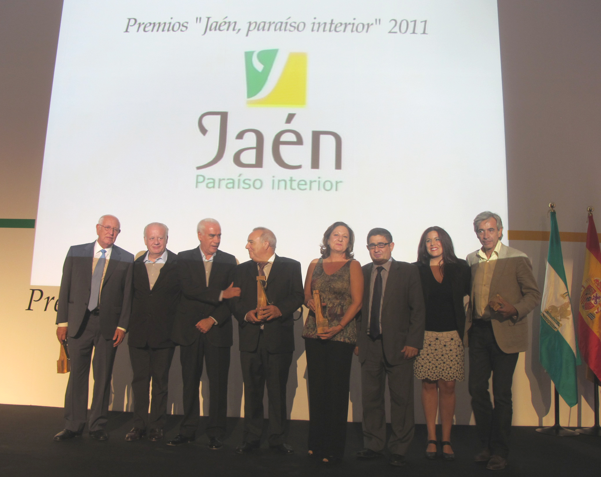 Pulsa para ampliar la imagen: Foto de familia con los galardonados. JPG de 1,19 MB