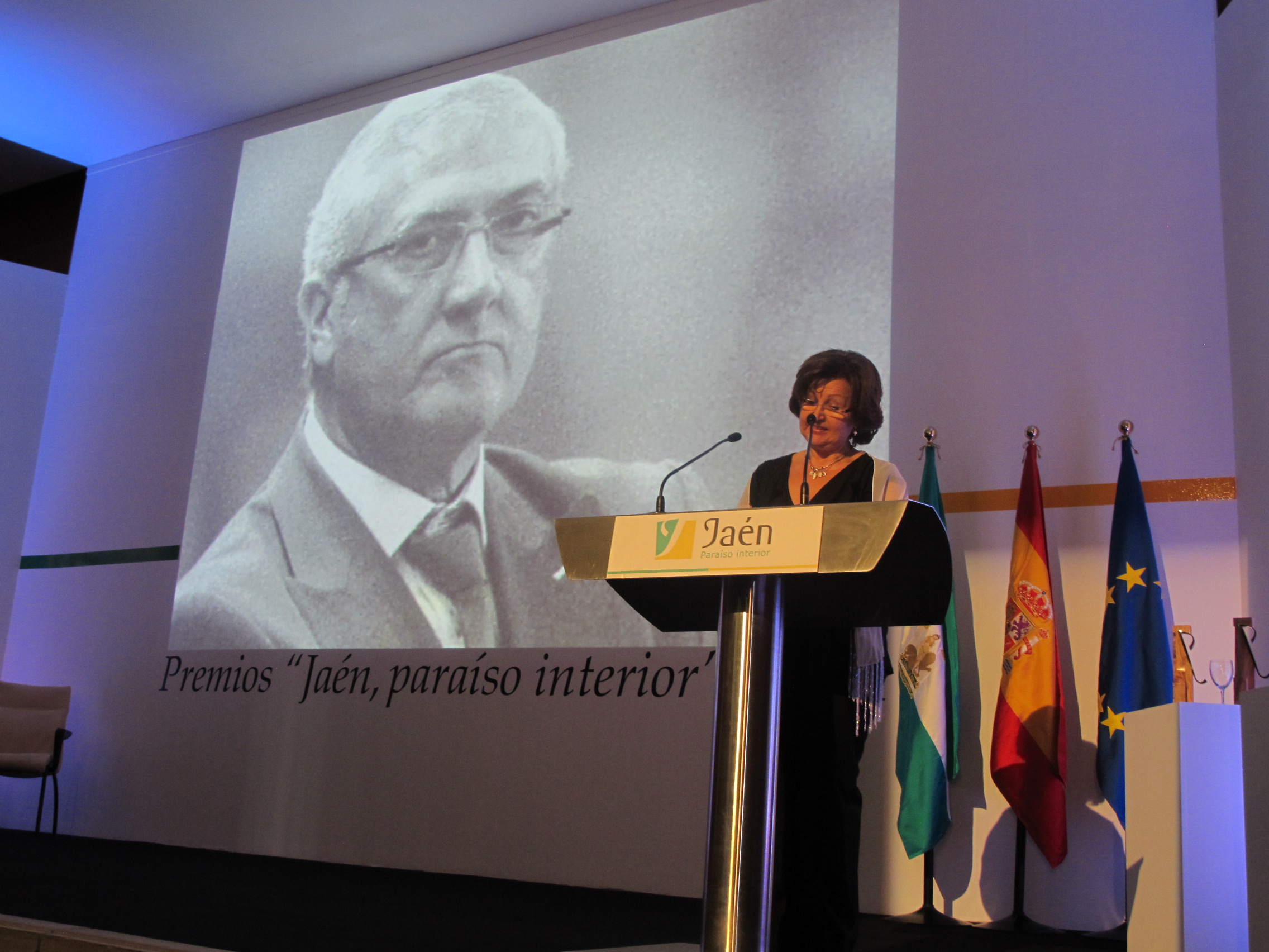 Pulsa para ampliar la imagen: María del Carmen de la Torre presenta la gala. JPG de 782 KB