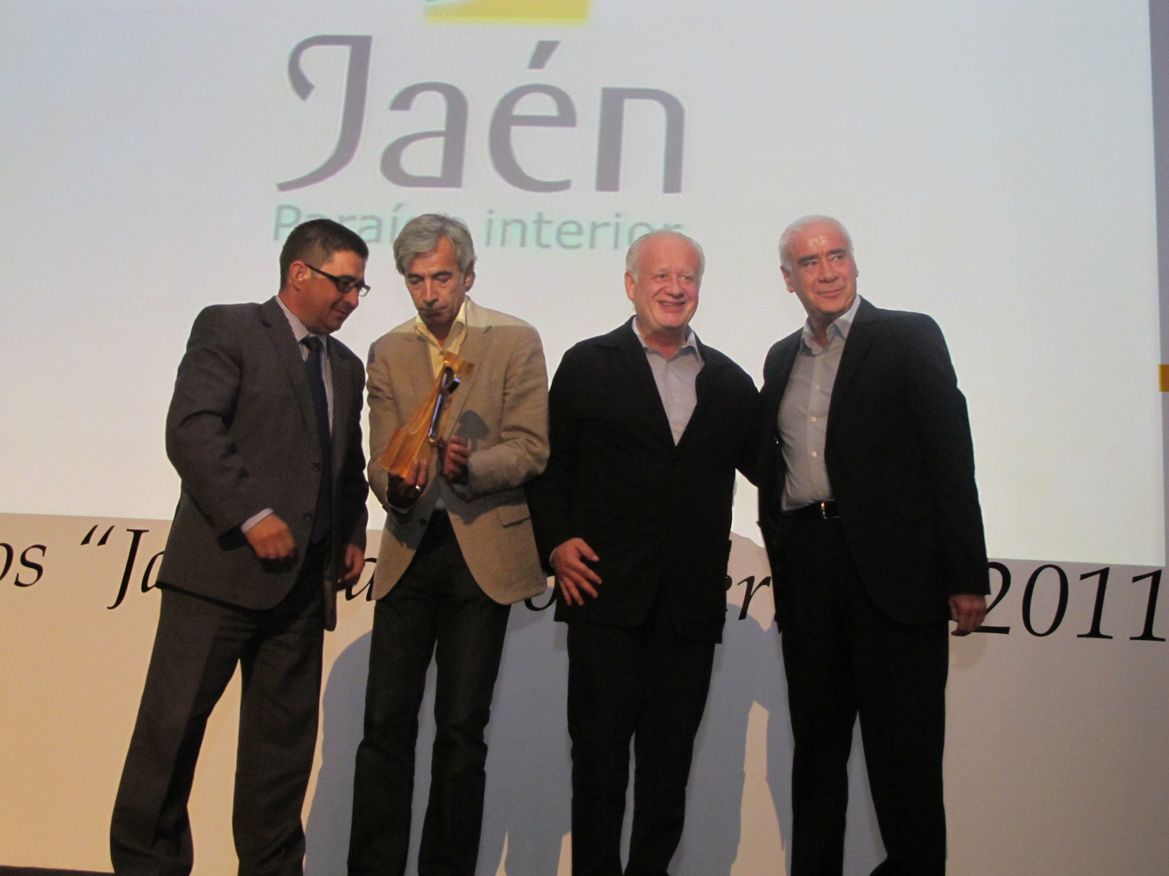 Pulsa para ampliar la imagen: Imanol Arias y Juan Echanove recogen el premio al programa de televisión "Un país para comérselo". JPG de 730 KB