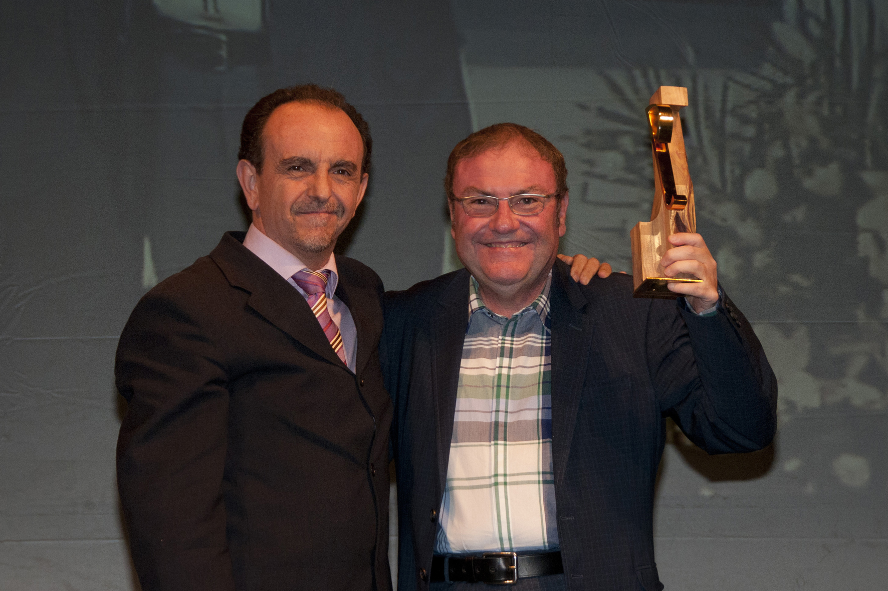 Pulsa para ampliar la imagen: El crítico gastronómico Rafael García Santos recibe el Premio "Jaén, paraíso interior" 2012. JPG de 1,3 MB