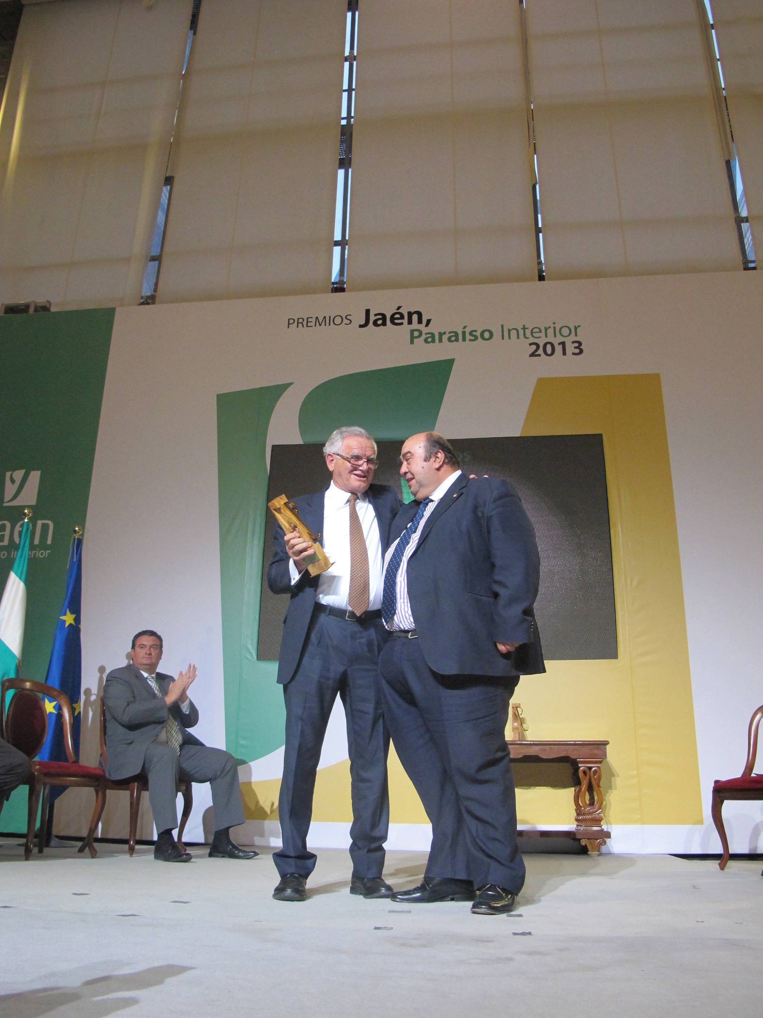 Pulsa para ampliar la imagen: Manuel Medina recibe el premio "Jaén, paraíso interior" 2013