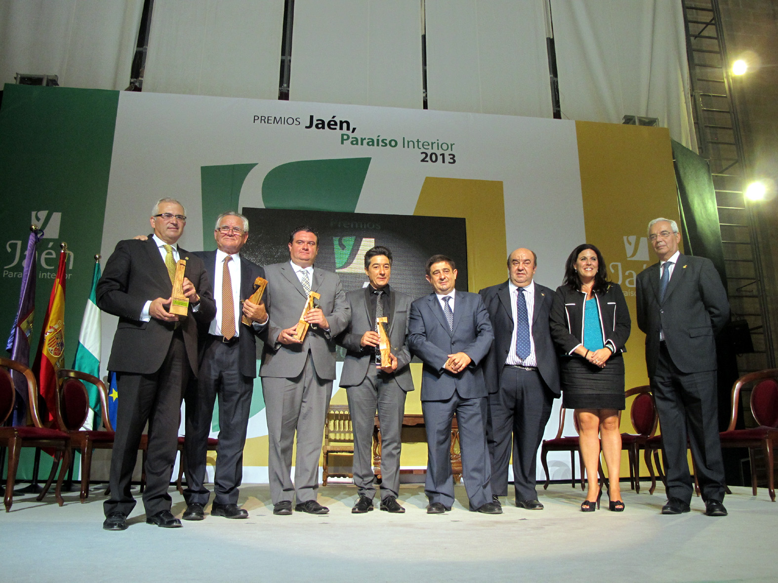 Pulsa para ampliar la imagen: Foto de familia de los premios "Jaén, paraíso interior" 2013