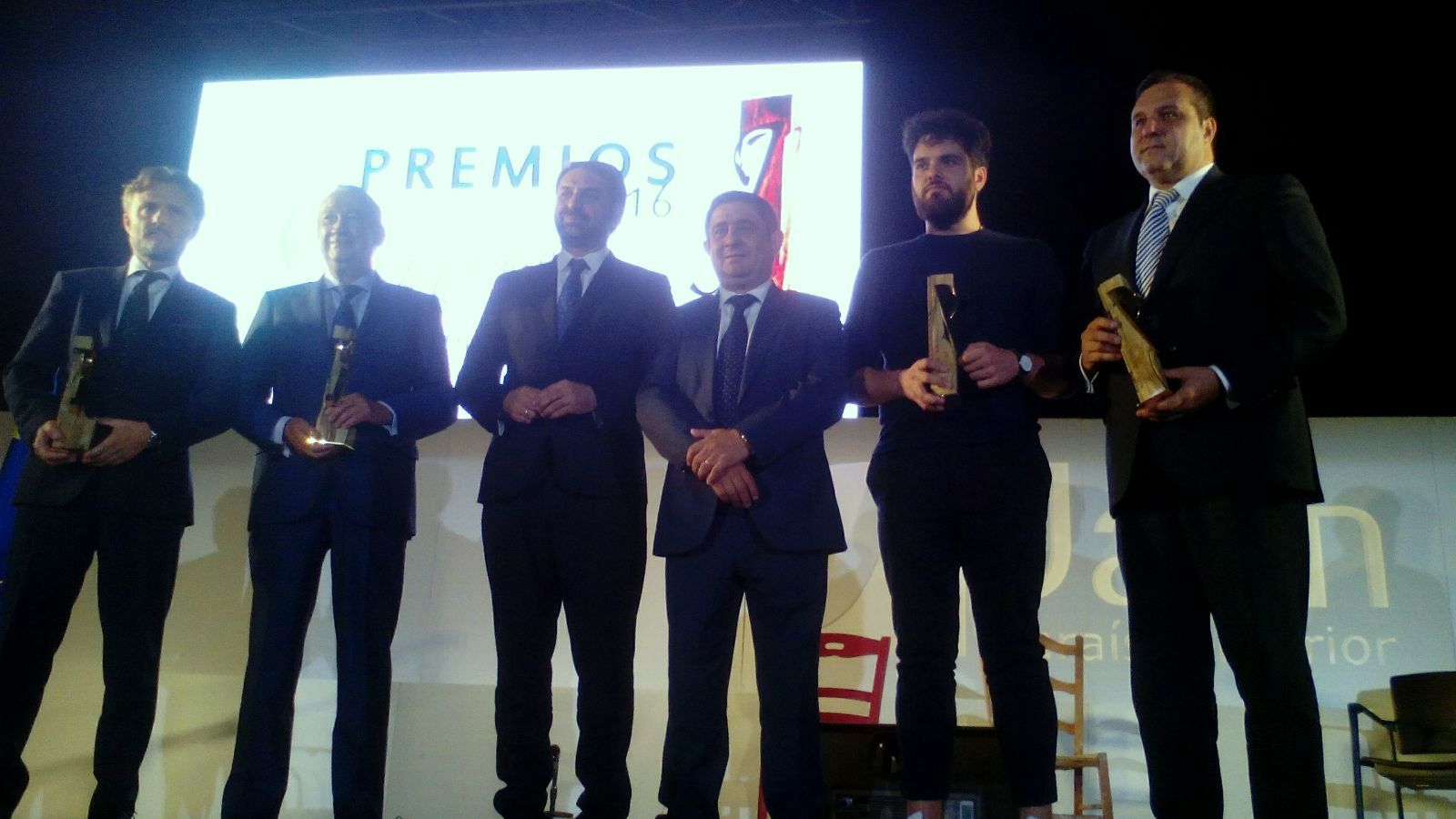 Pulsa para ampliar la imagen: Foto de familia con los premiados