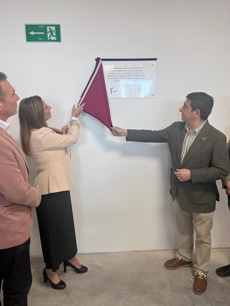 Yolanda Reche y Francisco Reyes durante el descubrimiento de la placa. JPG de 62 KB | Diputación de Jaén | Ampliar imagen