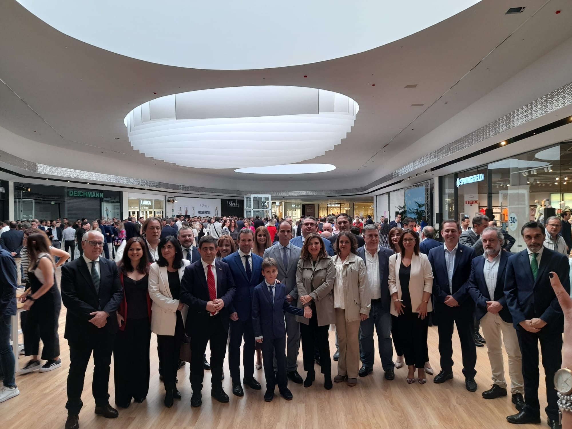 Foto de familia de autoridades y asistentes durante la visita a la galería comercial del Jaén Plaza. JPG de 290 KB | Ampliar en ventana nueva | Diputación de Jaén