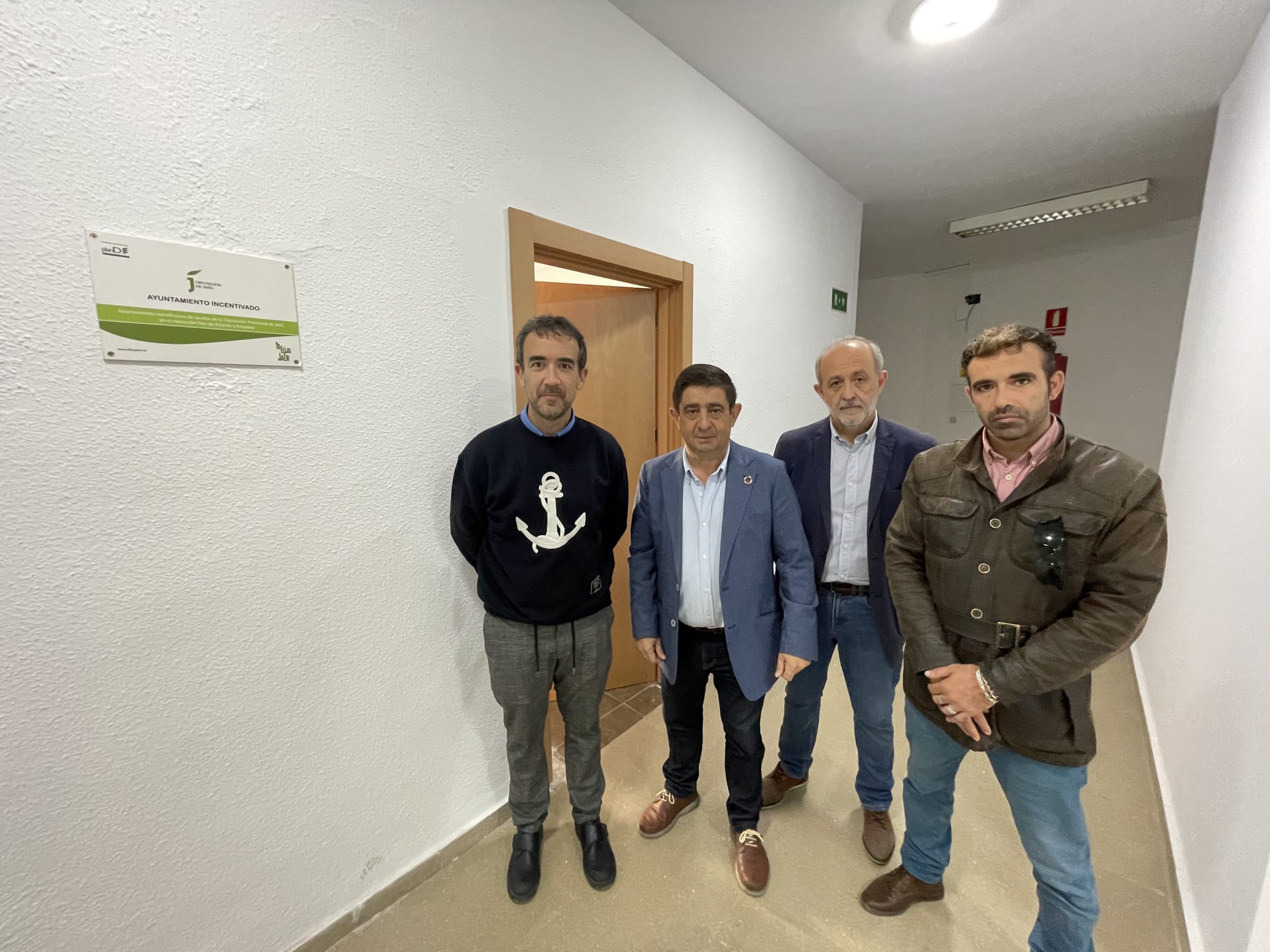 Foto de familia durante la visita a las instalaciones del centro social cambileño. JPG de 288 KB | Ampliar en ventana nueva | Diputación de Jaén